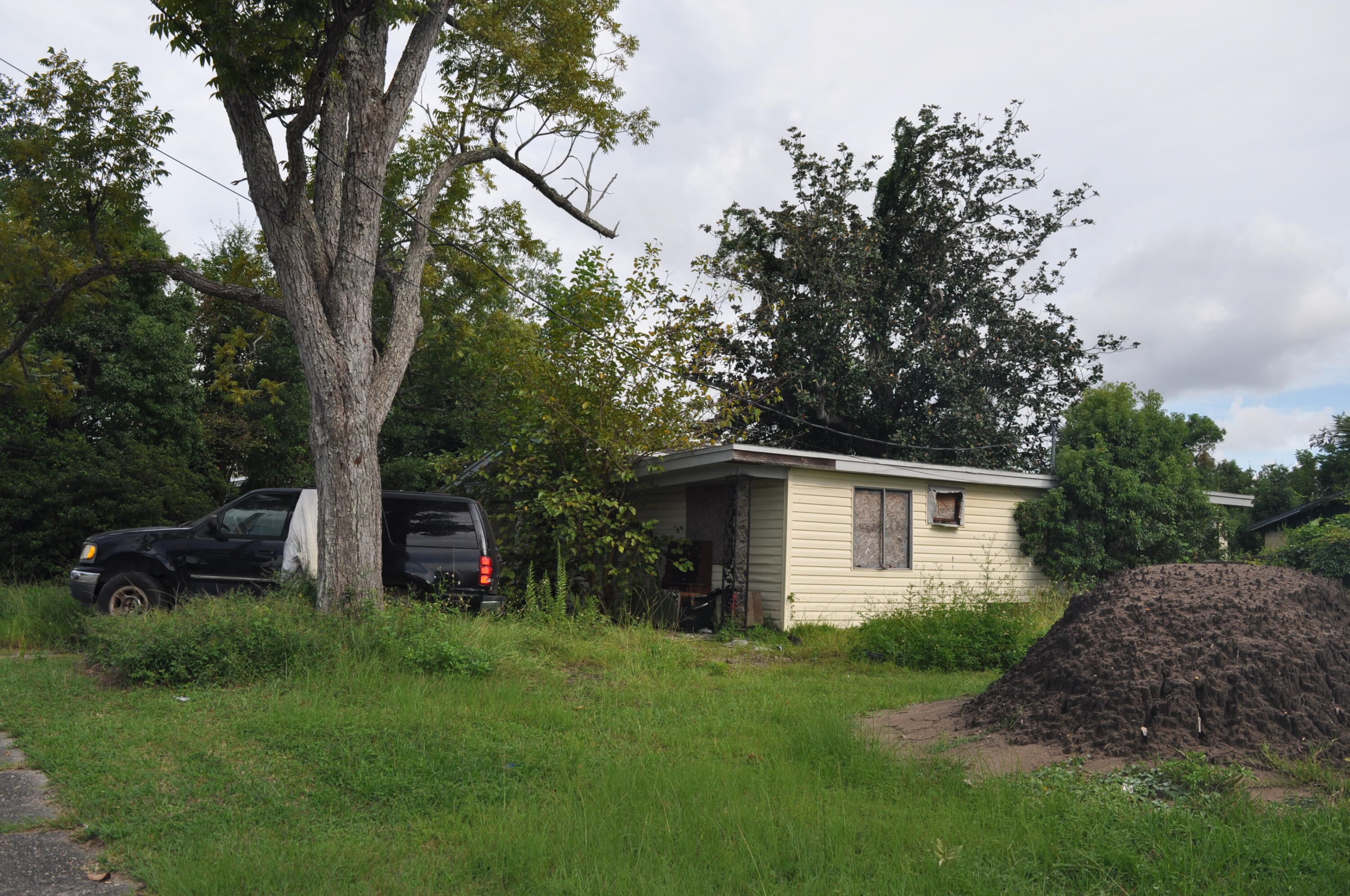 NO RECORDED SUBDIVISION - Land