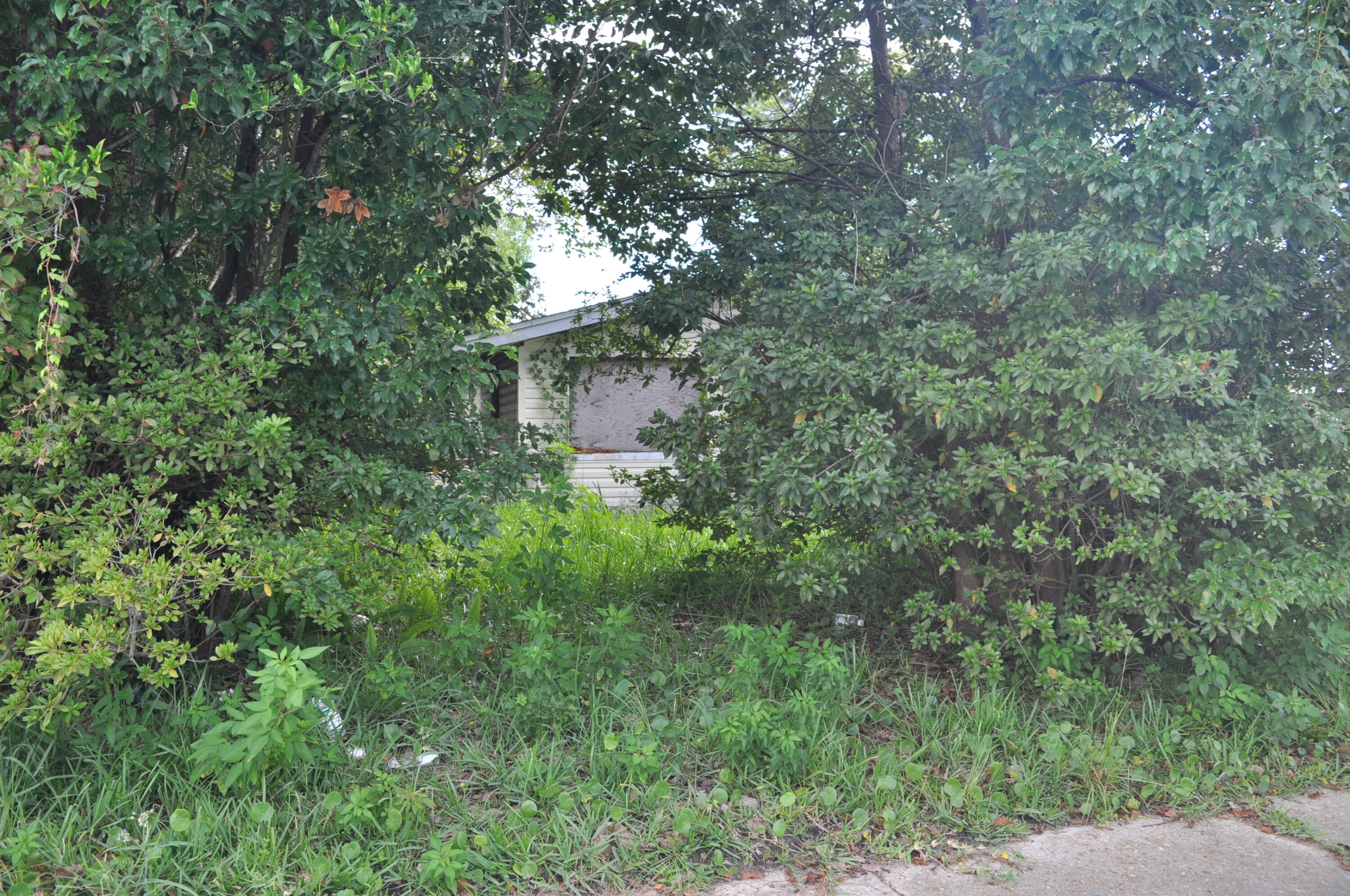 NO RECORDED SUBDIVISION - Land