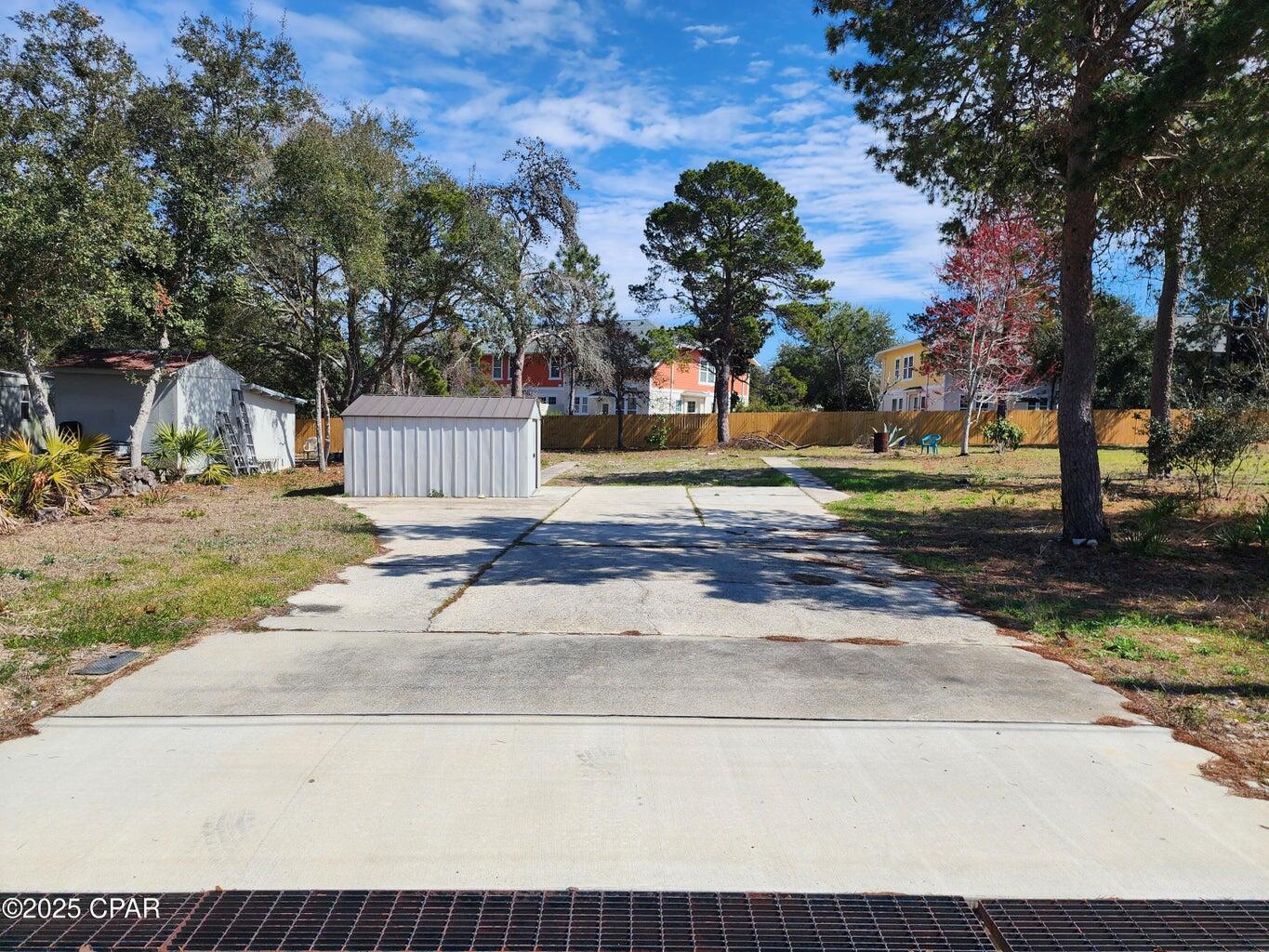 Situated on a quiet street with a driveway, this lot boasts a prime location on high ground with perfectly even dimensions, just minutes from Lake Powell. Conveniently close to shops, restaurants, and grocery stores, it offers both accessibility and tranquility. A large septic system is already in place. Don't miss out on this opportunity! The metal shed conveys.