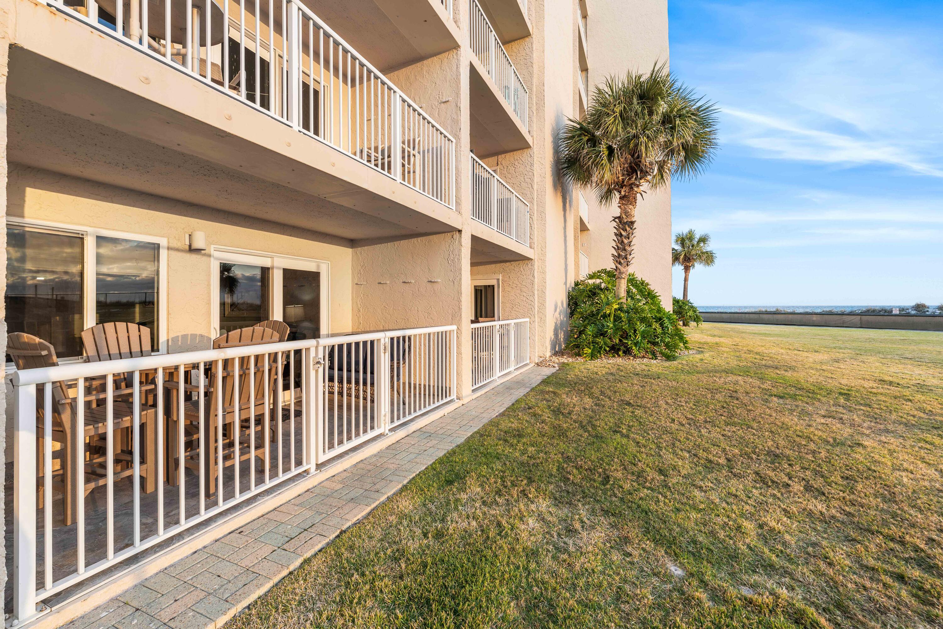 HOLIDAY SURF & RACQUET CLUB - Residential