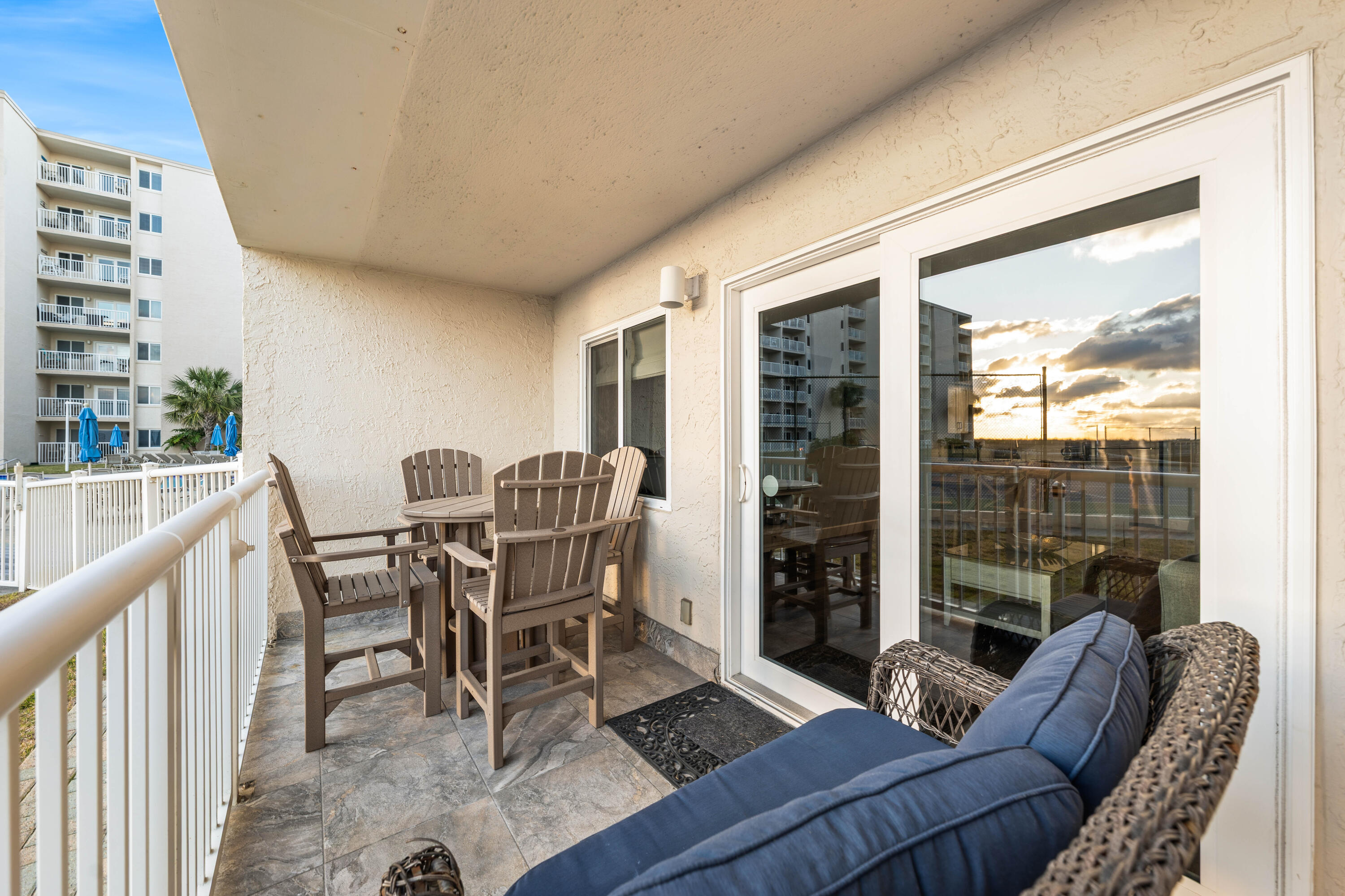 HOLIDAY SURF & RACQUET CLUB - Residential