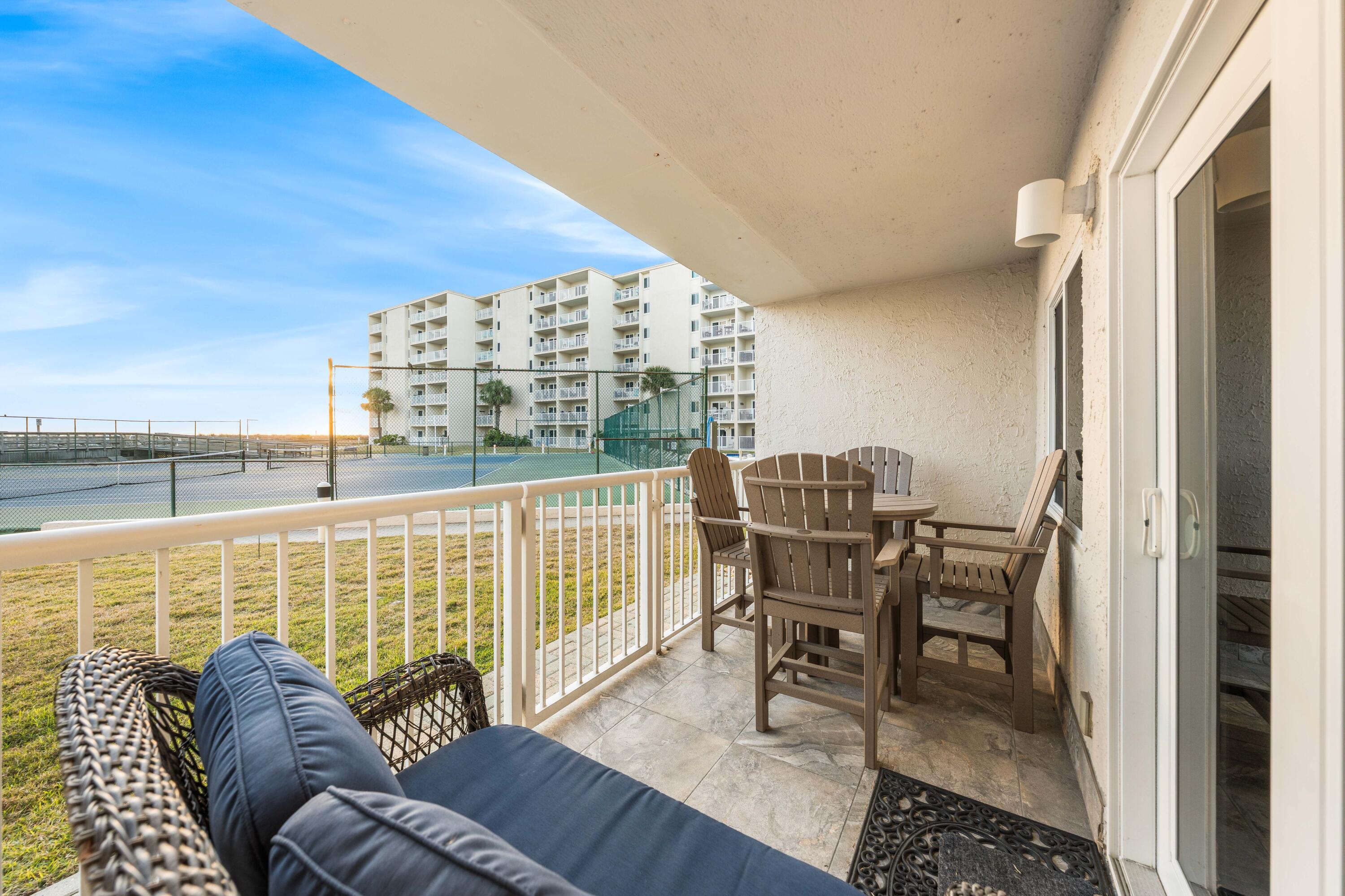 HOLIDAY SURF & RACQUET CLUB - Residential