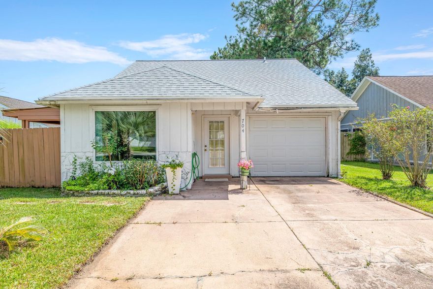 Perfect starter home in the heart of Fort Walton Beach!  Close to the beaches, great shopping, and Hurlburt and Eglin!  This home has some great updates!  Tile throughout, a full second bathroom upgraded, covered patio out back, and very nice French doors going to the backyard!  

Bring your guests just in time for football season!  Call your agent to schedule a showing today!