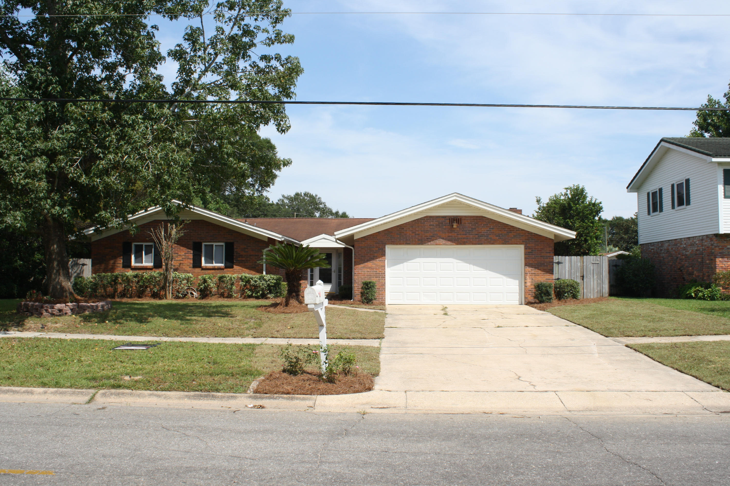 COUNTRY CLUB EST 1ST ADDN - Residential