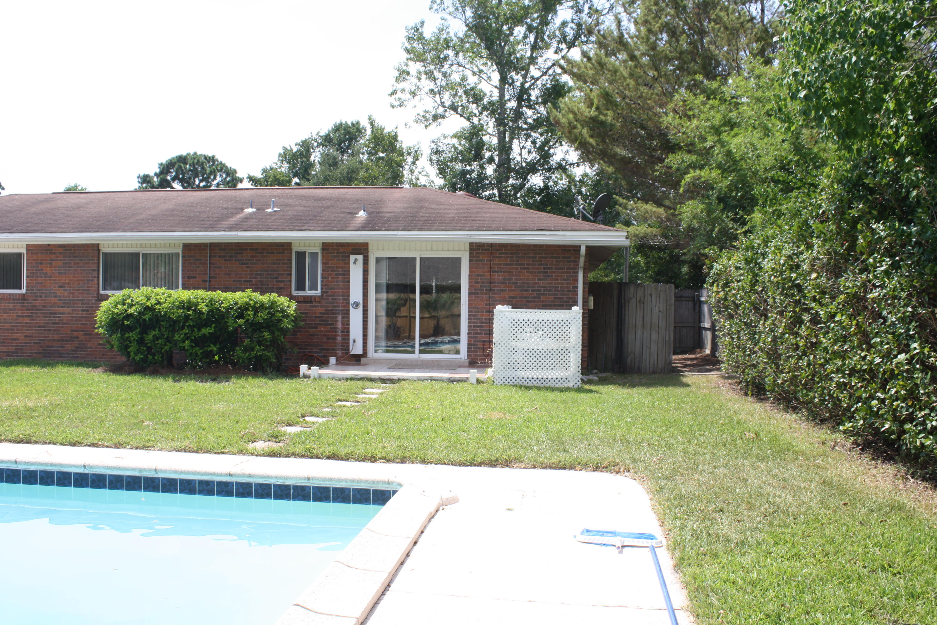 COUNTRY CLUB EST 1ST ADDN - Residential