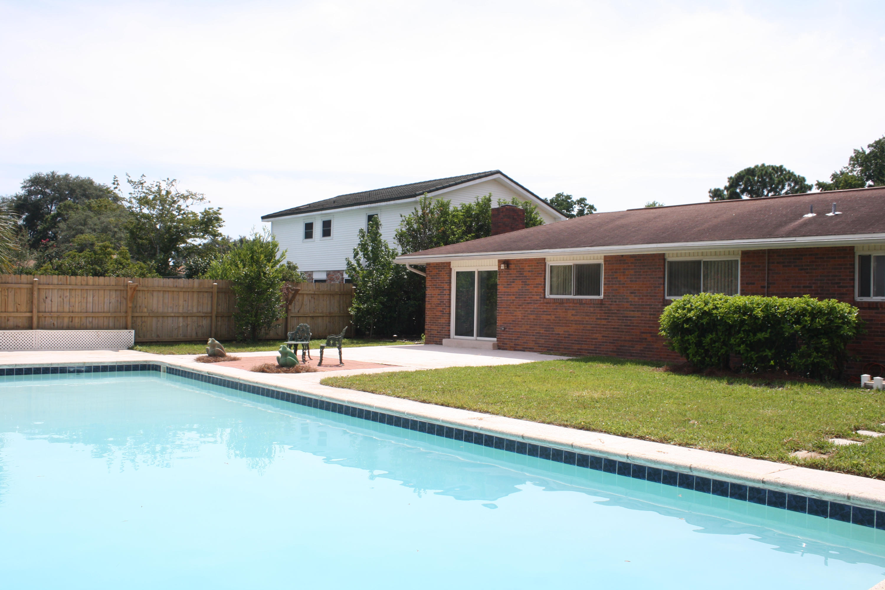 COUNTRY CLUB EST 1ST ADDN - Residential