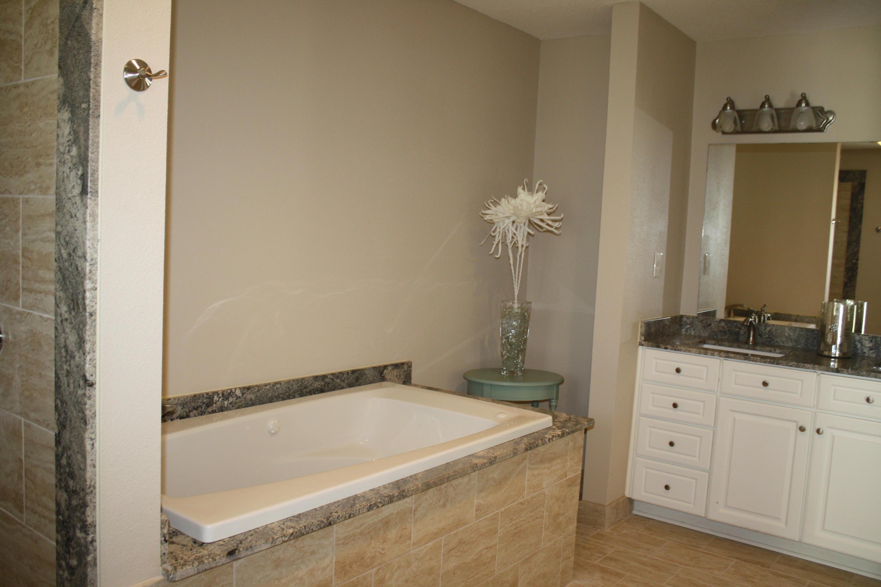 COUNTRY CLUB EST 1ST ADDN - Residential