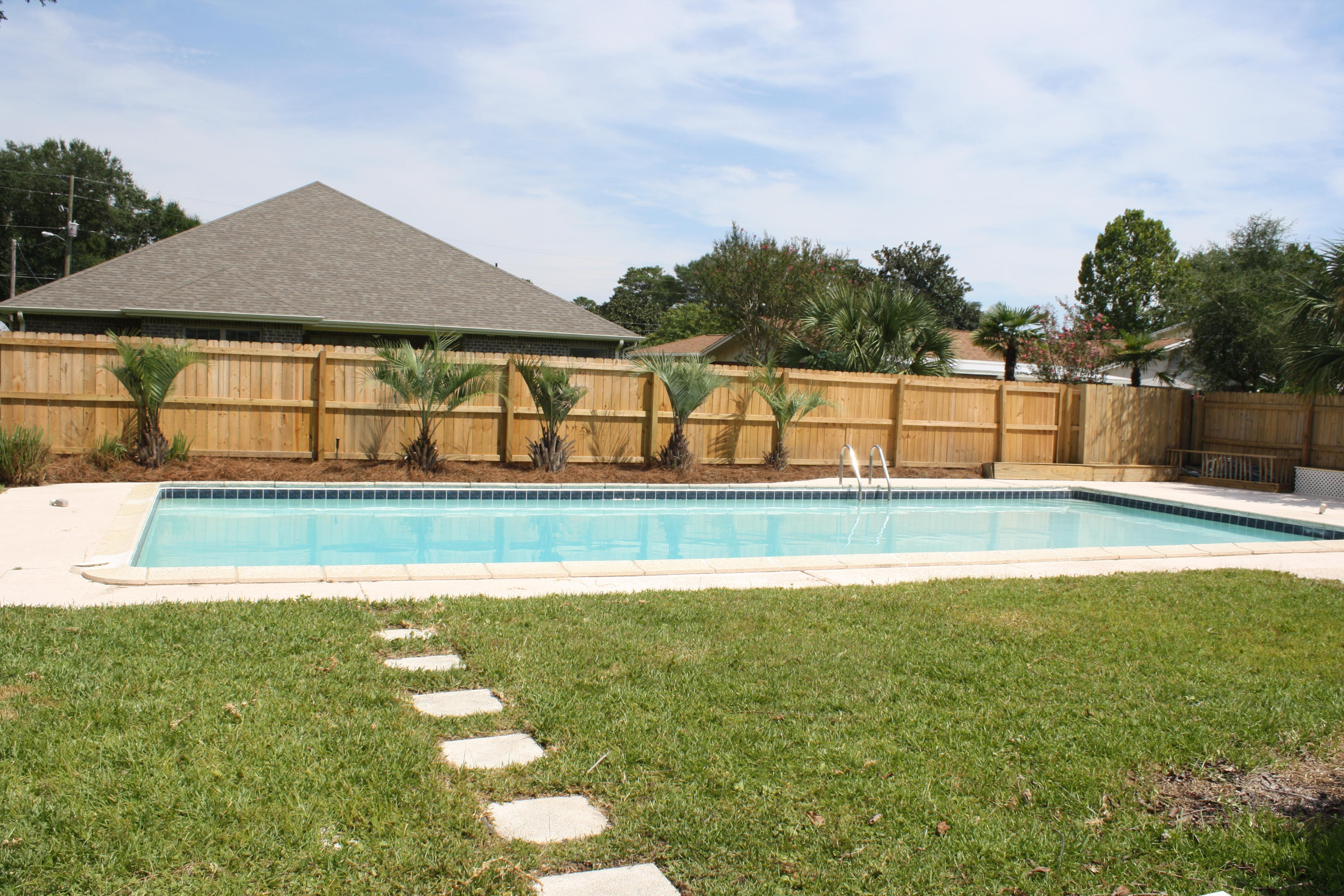 COUNTRY CLUB EST 1ST ADDN - Residential