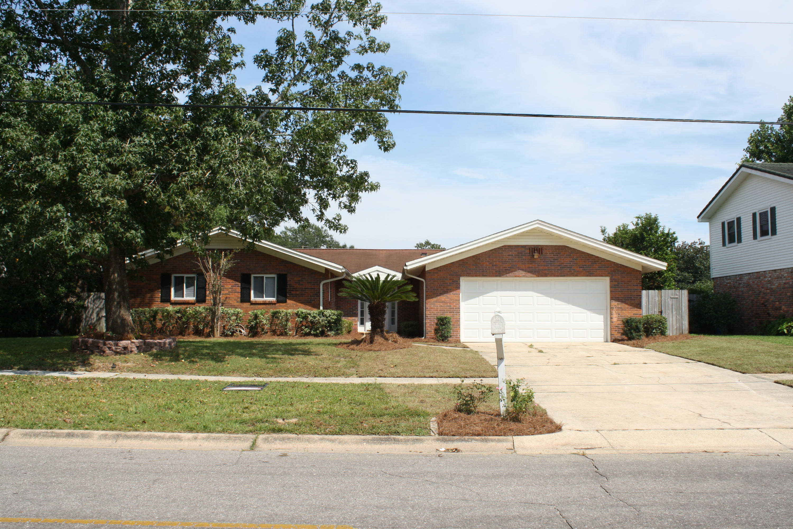 COUNTRY CLUB EST 1ST ADDN - Residential