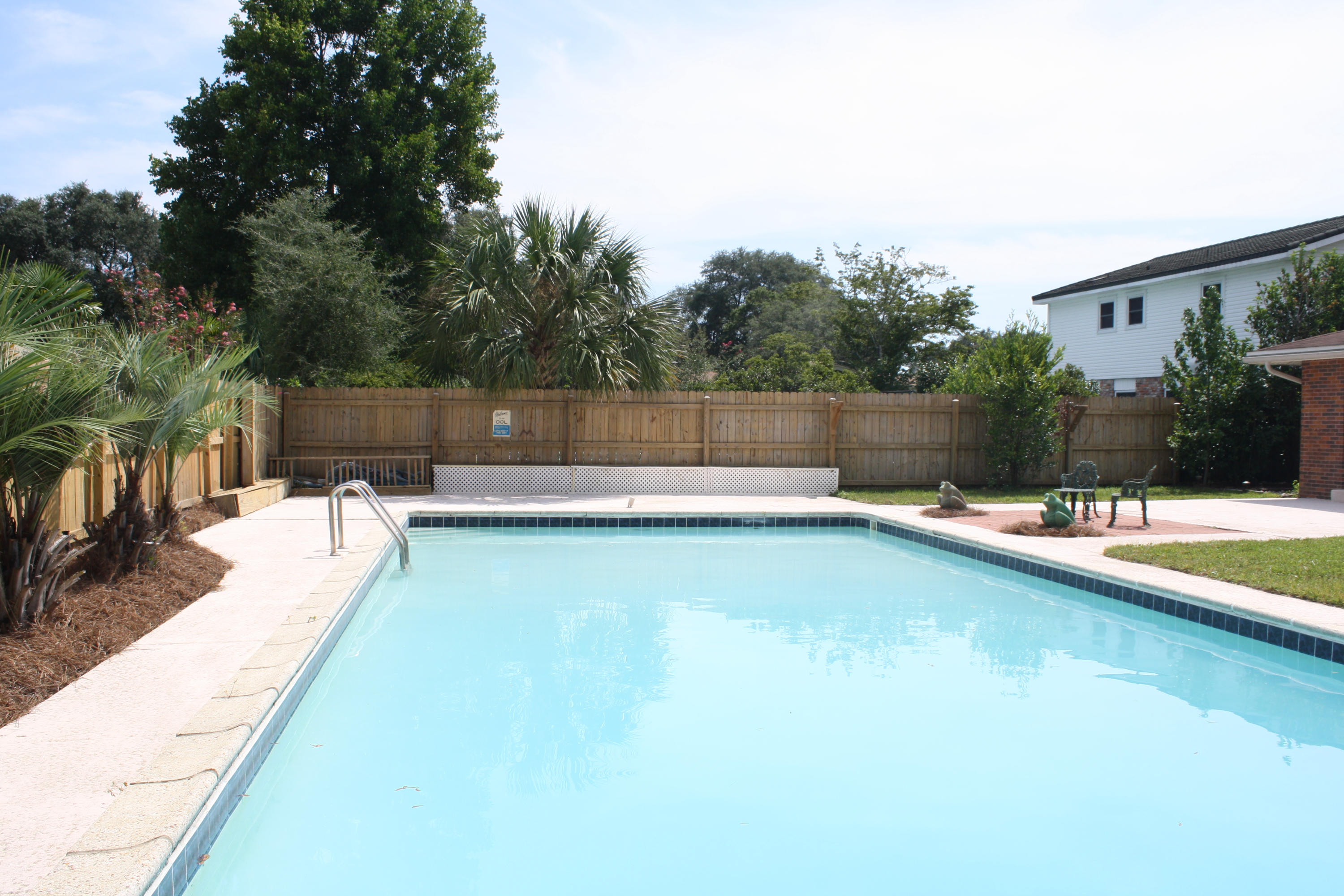 COUNTRY CLUB EST 1ST ADDN - Residential