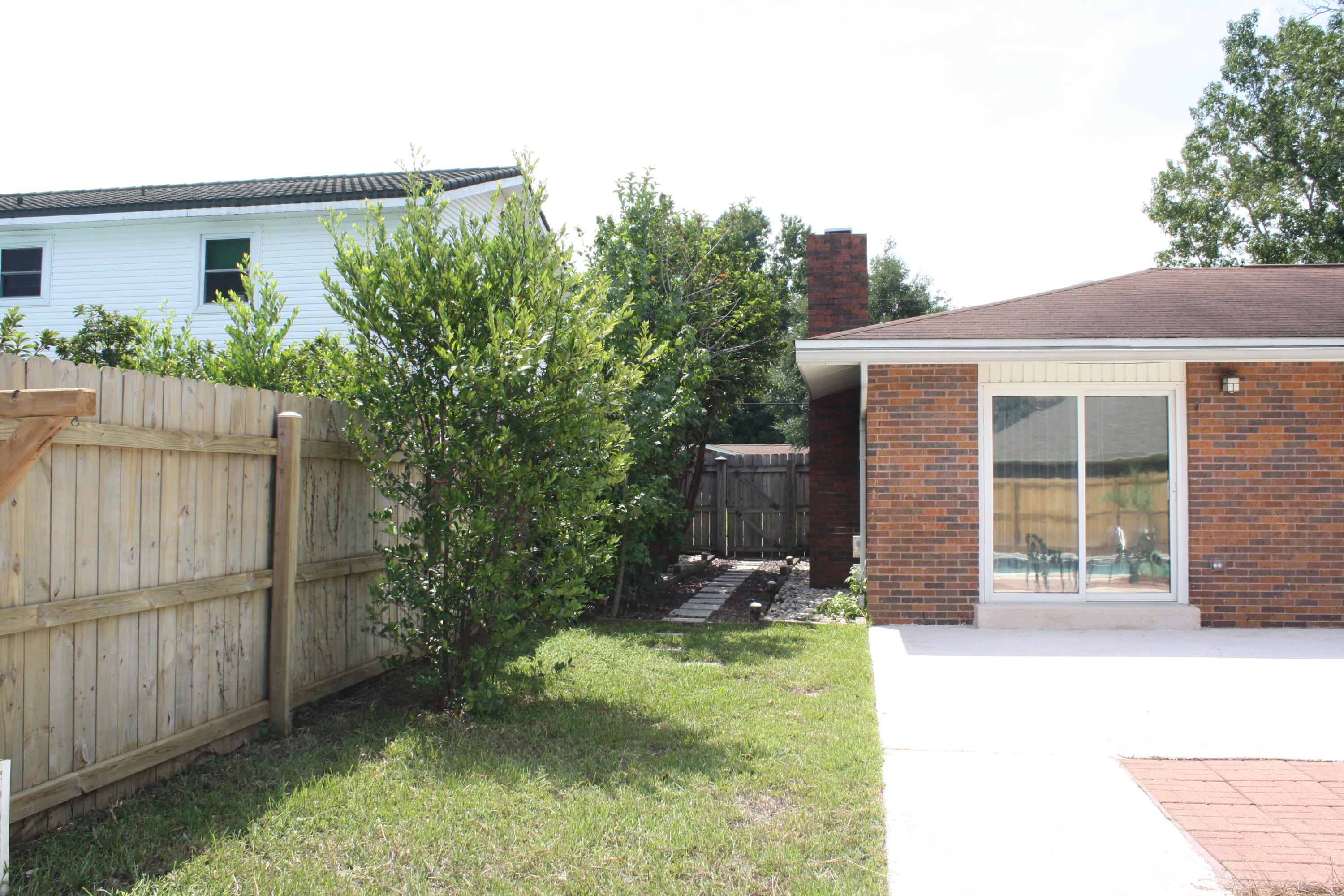 COUNTRY CLUB EST 1ST ADDN - Residential