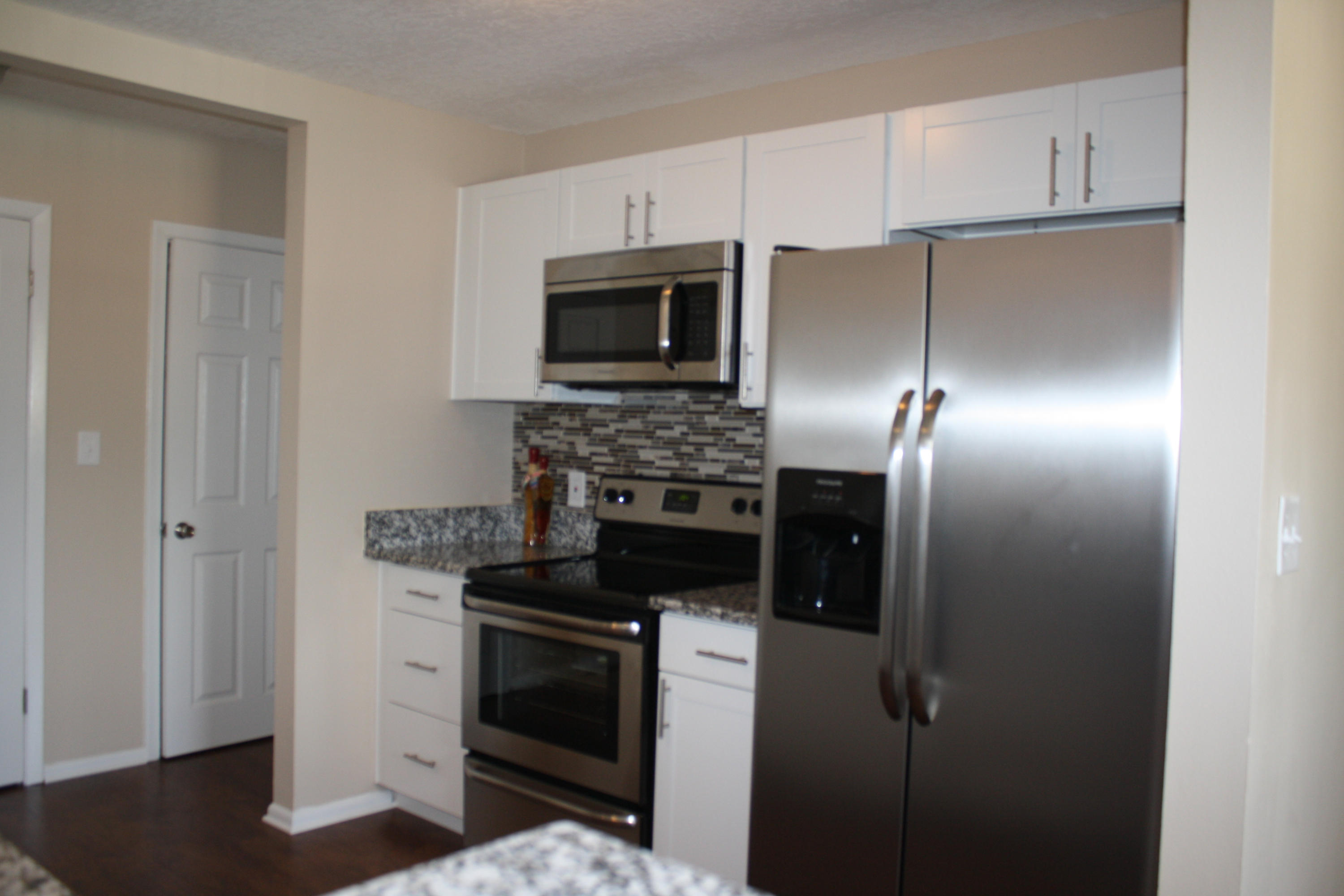 COUNTRY CLUB EST 1ST ADDN - Residential