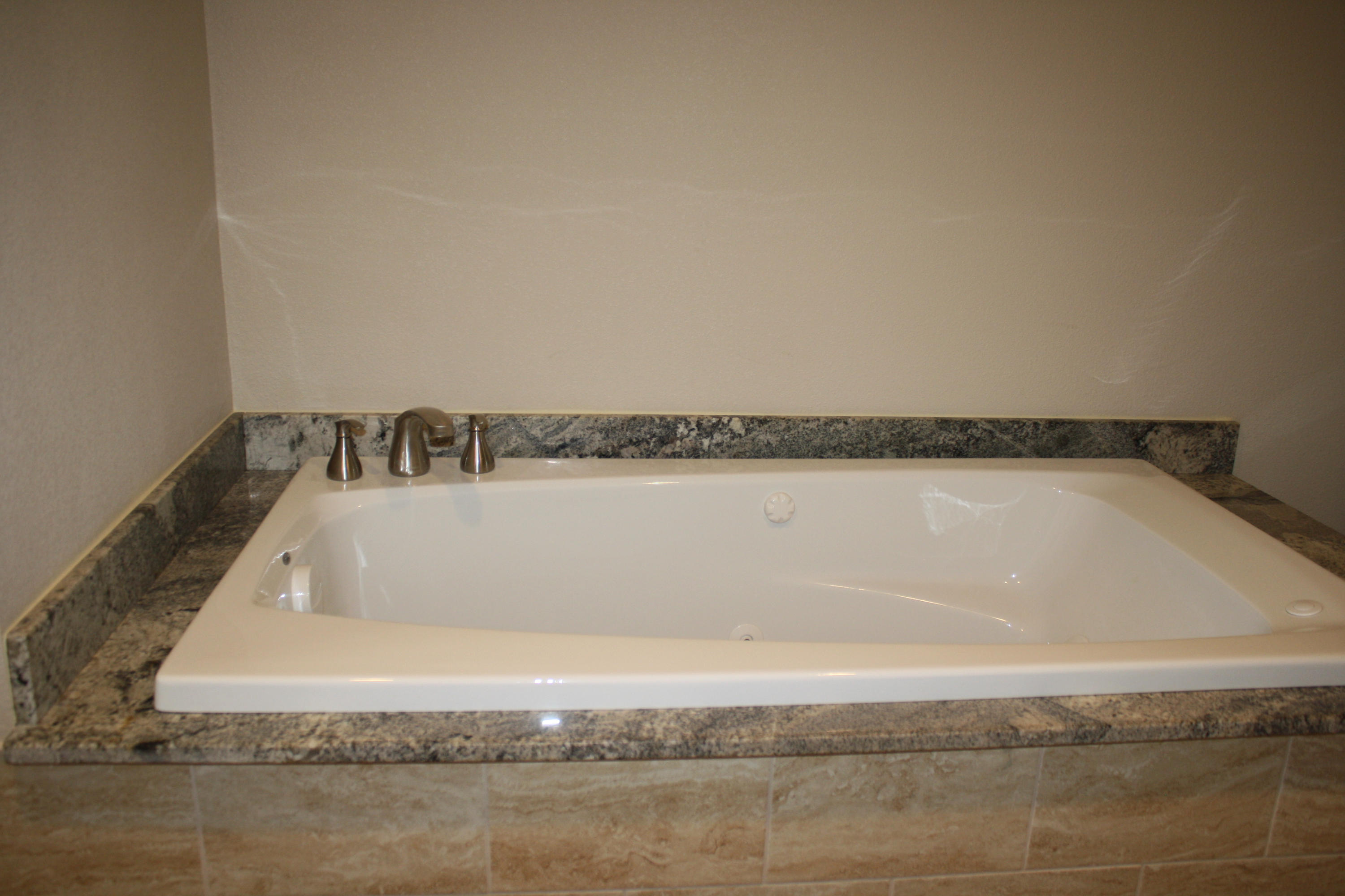 COUNTRY CLUB EST 1ST ADDN - Residential