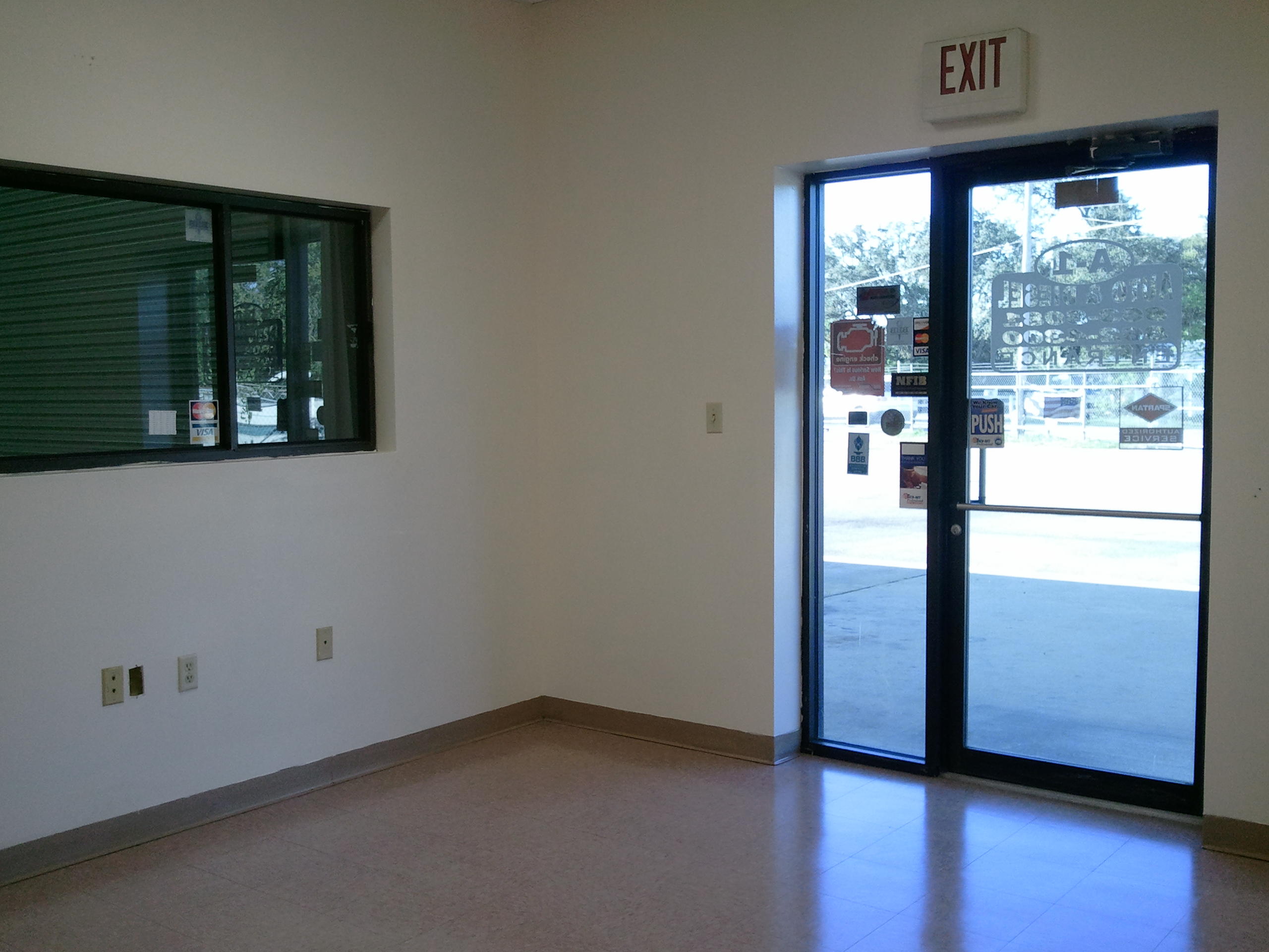 Main image without alt text