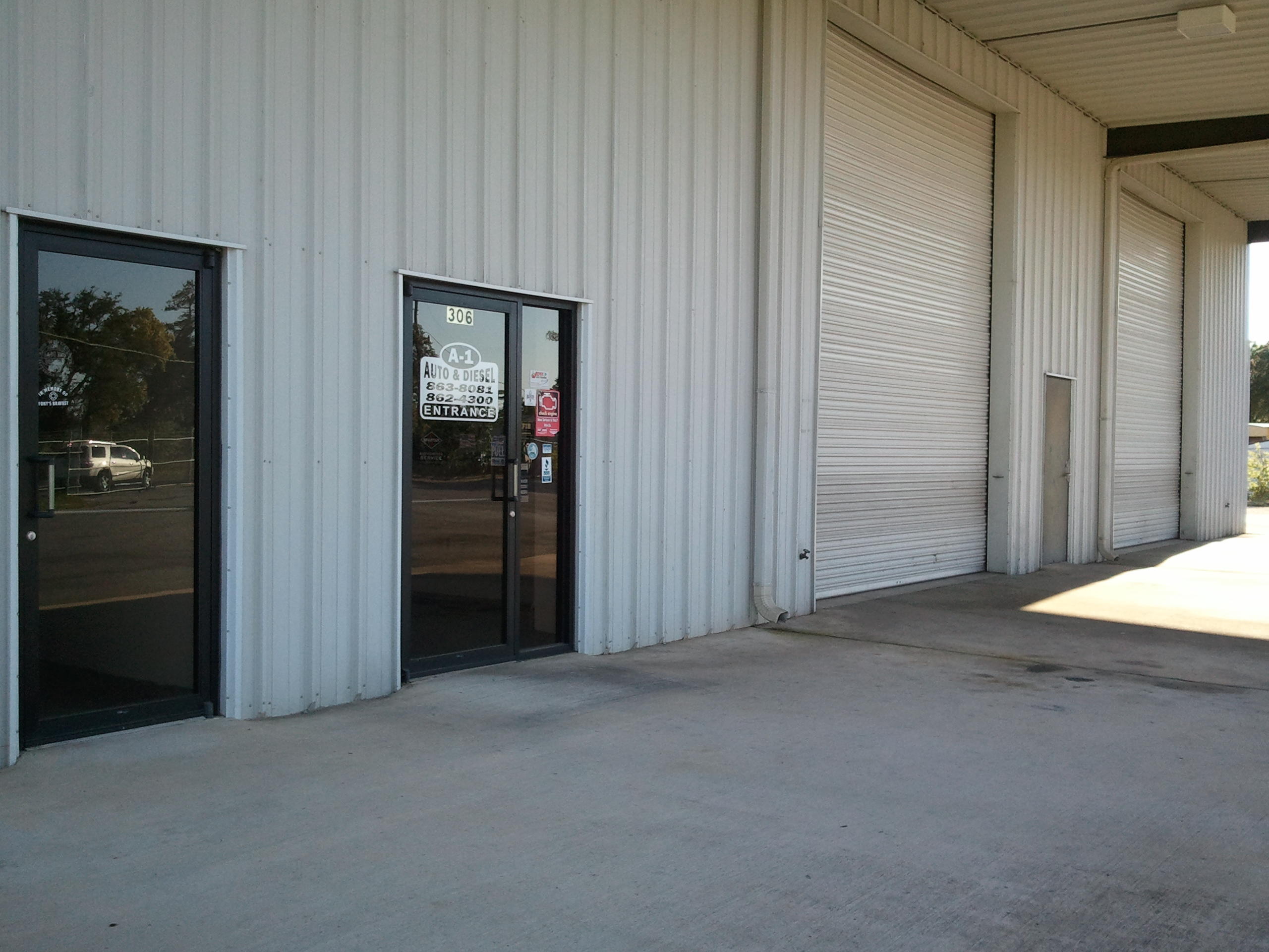 Main image without alt text