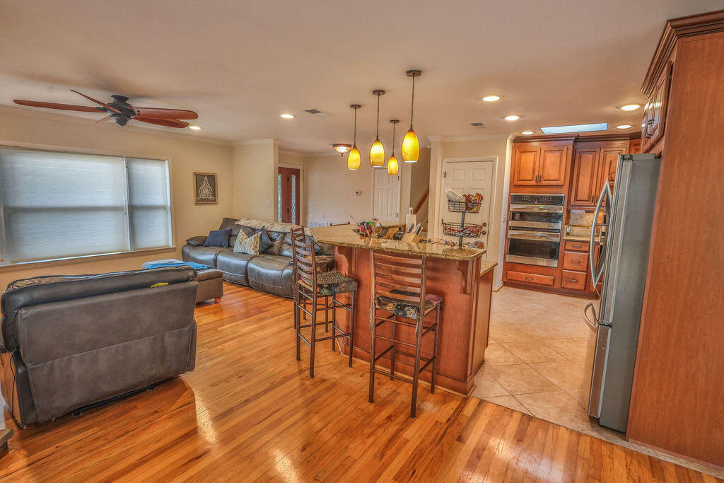 VILLA RUSS PARK S/D LOT 30 BLK 3 - Residential