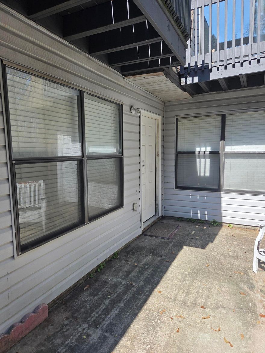 Townhome Centrally located in Pensacola just off Michigan Ave.  unit needs work . easy to show on combo box