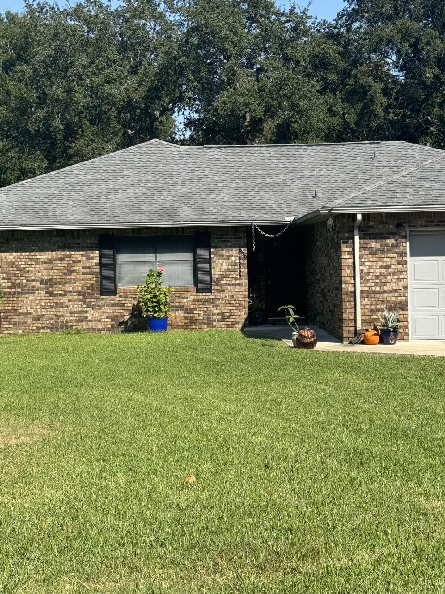 Great family home, with 3 bedrooms, 3 bathrooms, fenced yard, single garage, office space and Florida Room.  One year lease required, $2000 security deposit.  Credit check and background check required. No Smoking, No Vaping property.