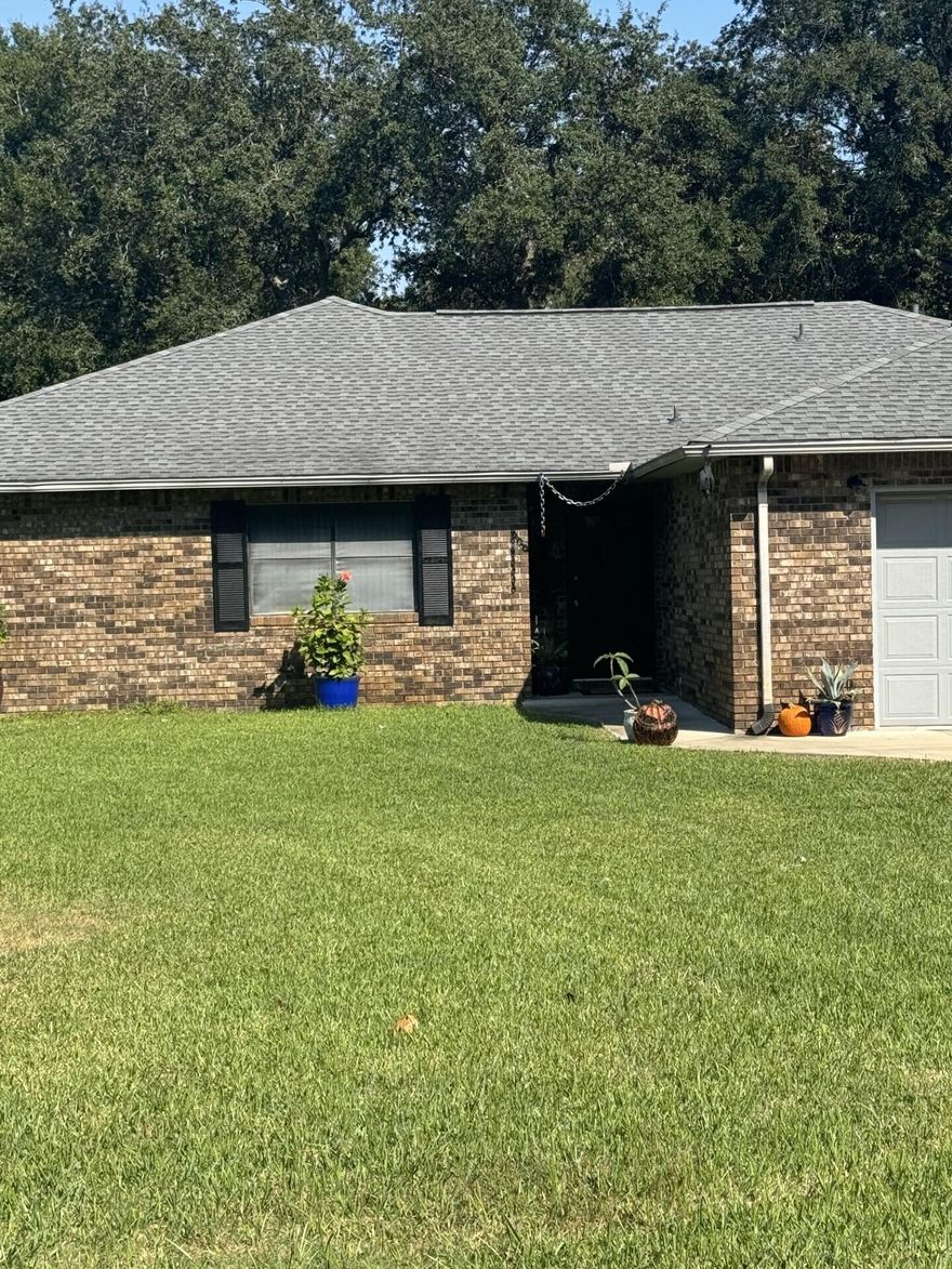 Great family home, with 3 bedrooms, 3 bathrooms, fenced yard, single garage, office space and Florida Room.  One year lease required, $2000 security deposit.  Credit check and background check required. 

No Smoking, No Vaping property.