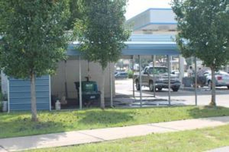 Traffic count galore as approximately 38k vehicles pass by here each day.  Suitable for many businesses,-- car lot, ice cream shop, sandwich shop, auto repair to name a few.  Corner lot, easy in/out ingress and egress.