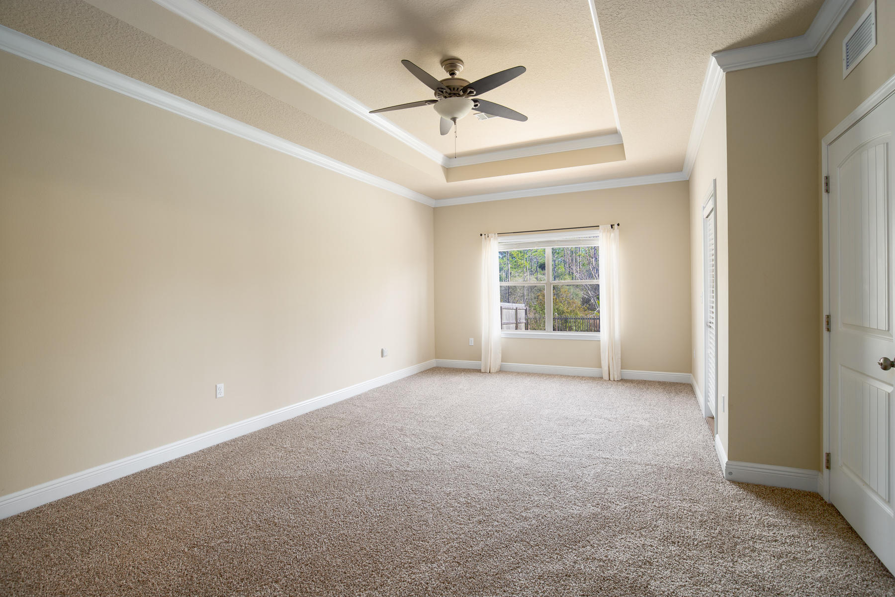 WHISPERING LAKE - Residential