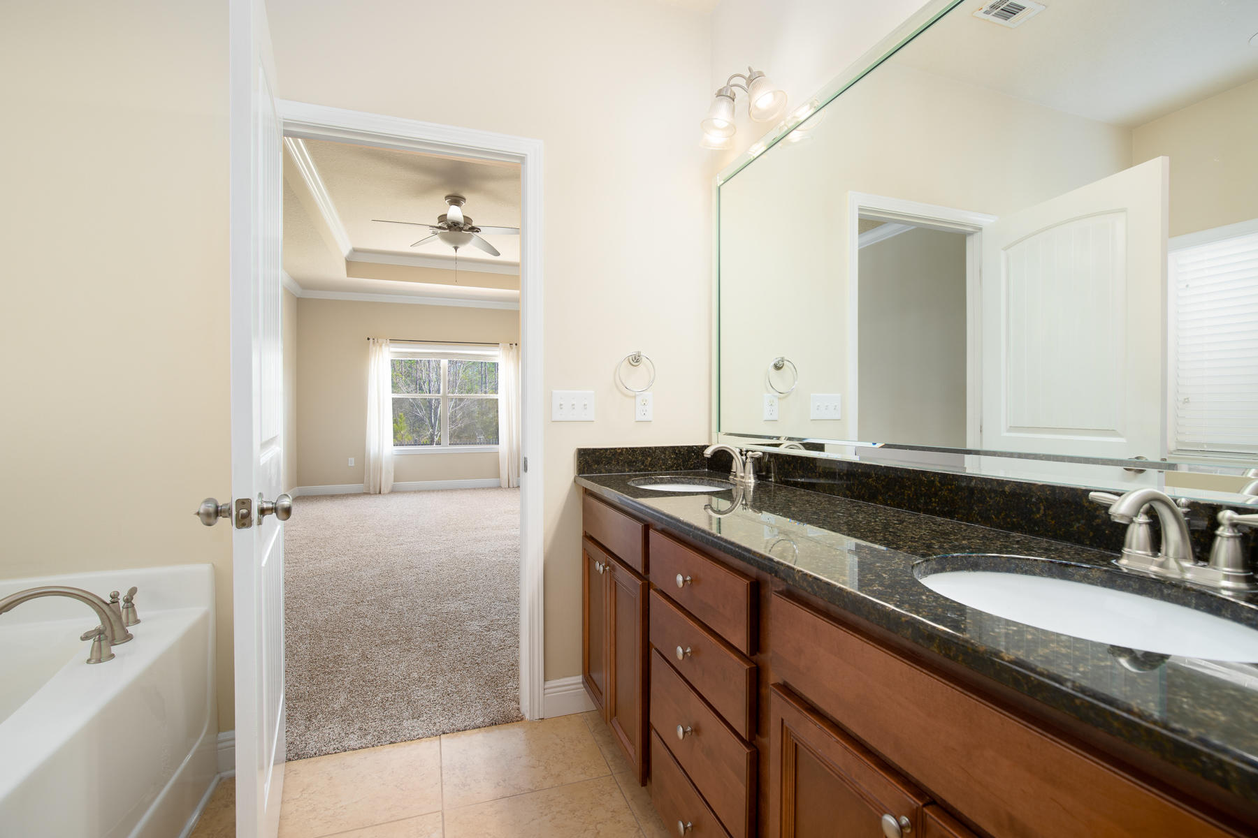 WHISPERING LAKE - Residential