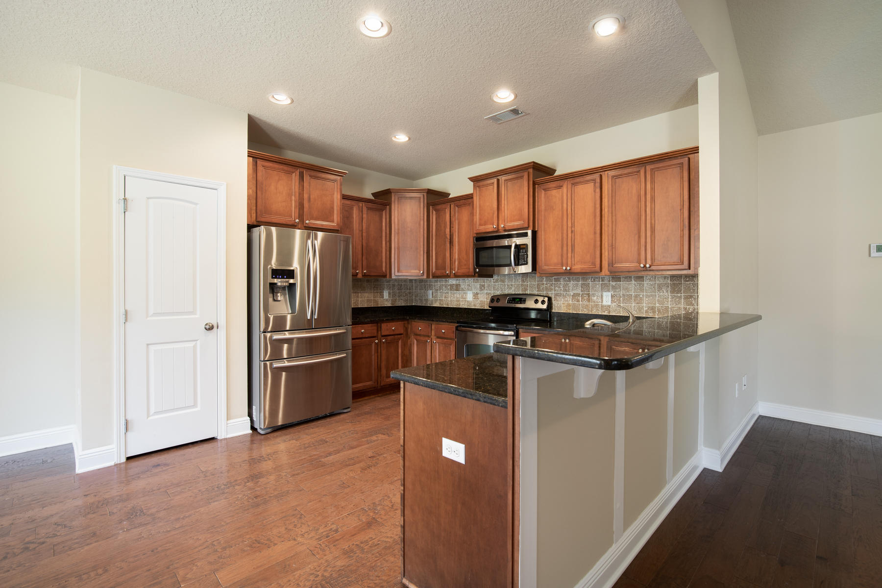 WHISPERING LAKE - Residential