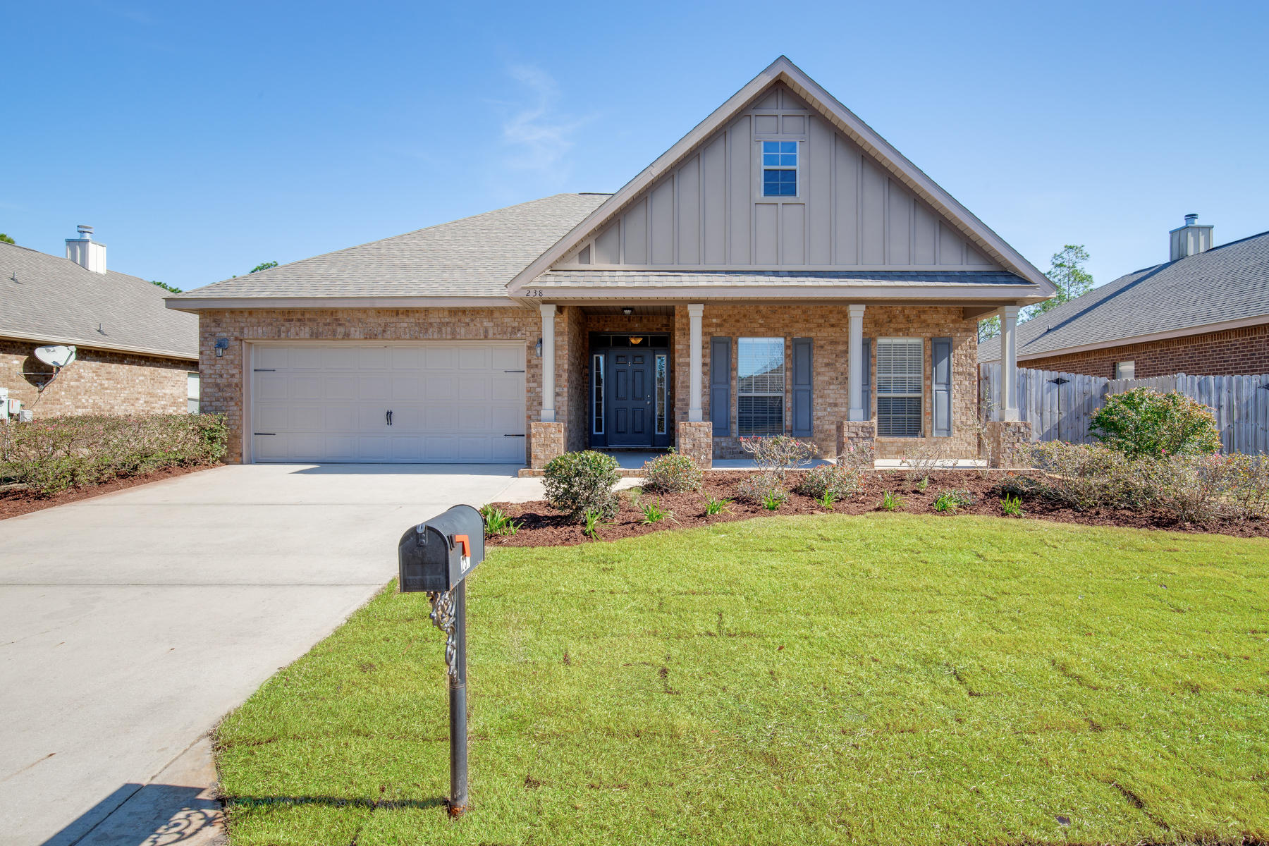WHISPERING LAKE - Residential