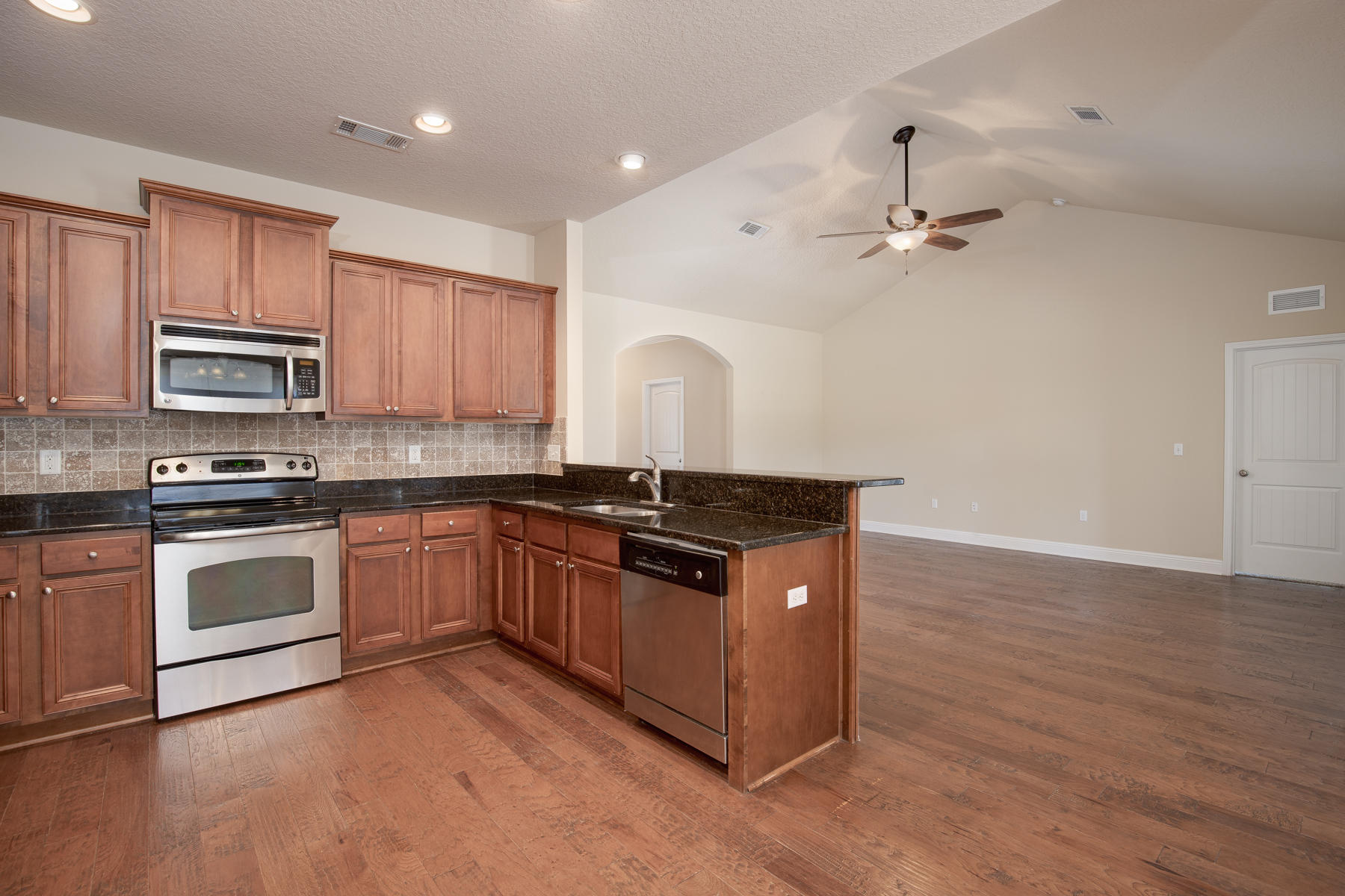 WHISPERING LAKE - Residential