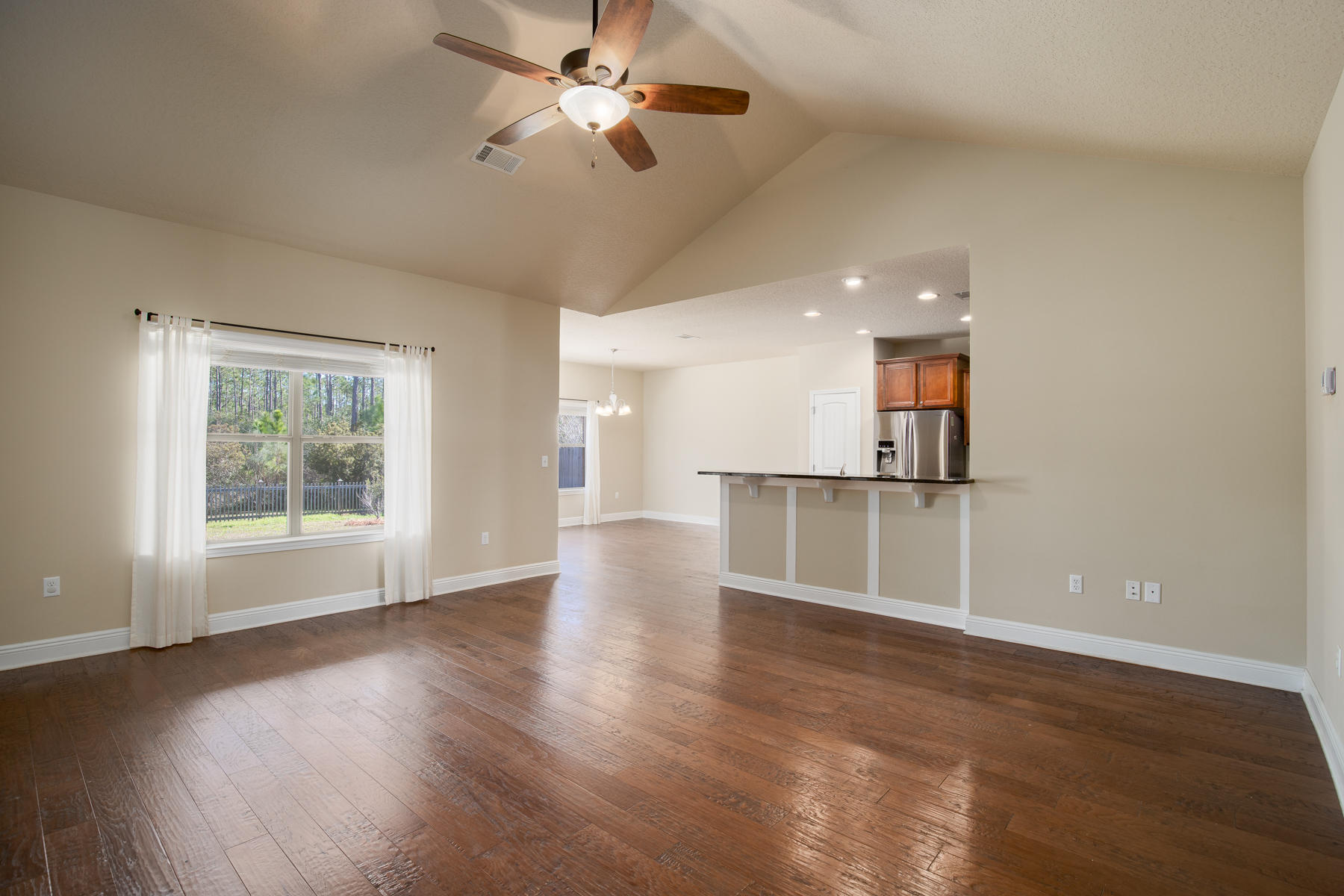 WHISPERING LAKE - Residential