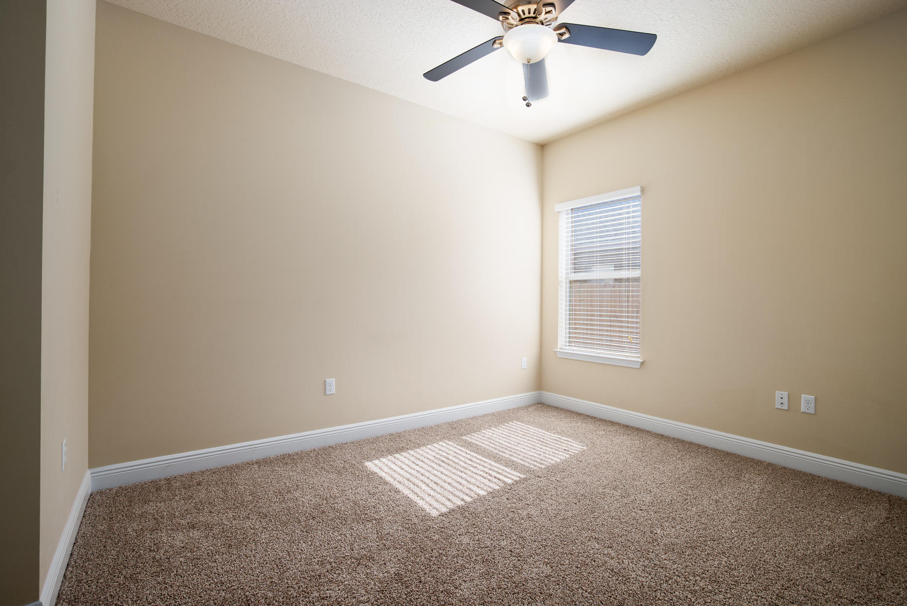 WHISPERING LAKE - Residential