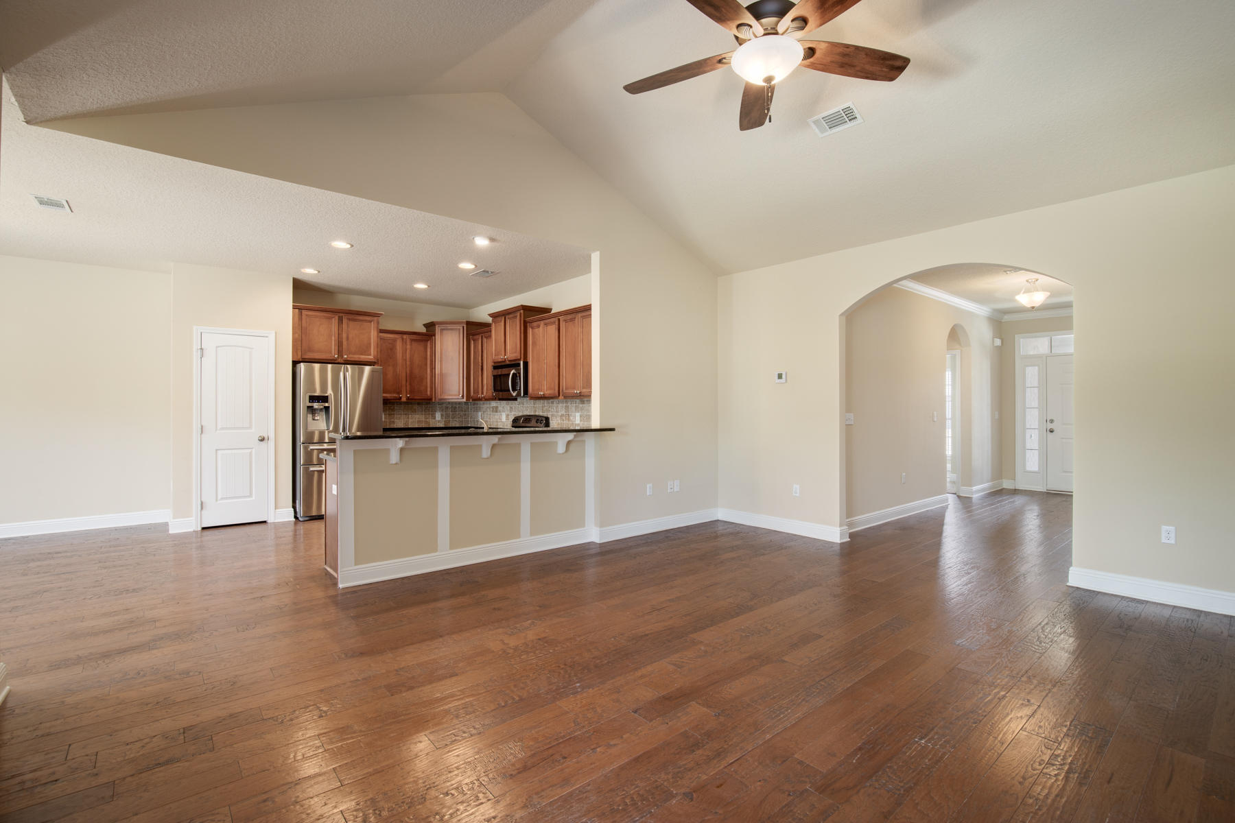 WHISPERING LAKE - Residential