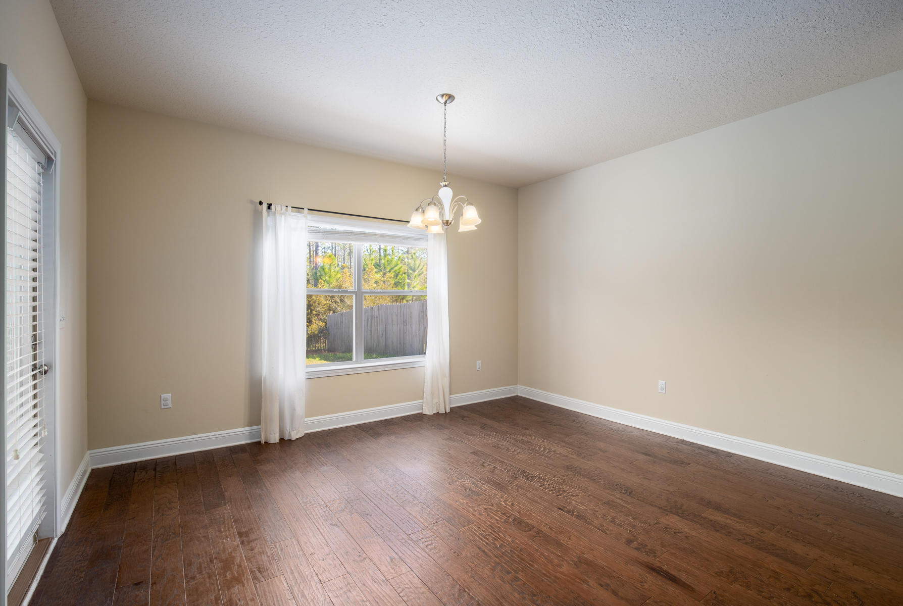 WHISPERING LAKE - Residential