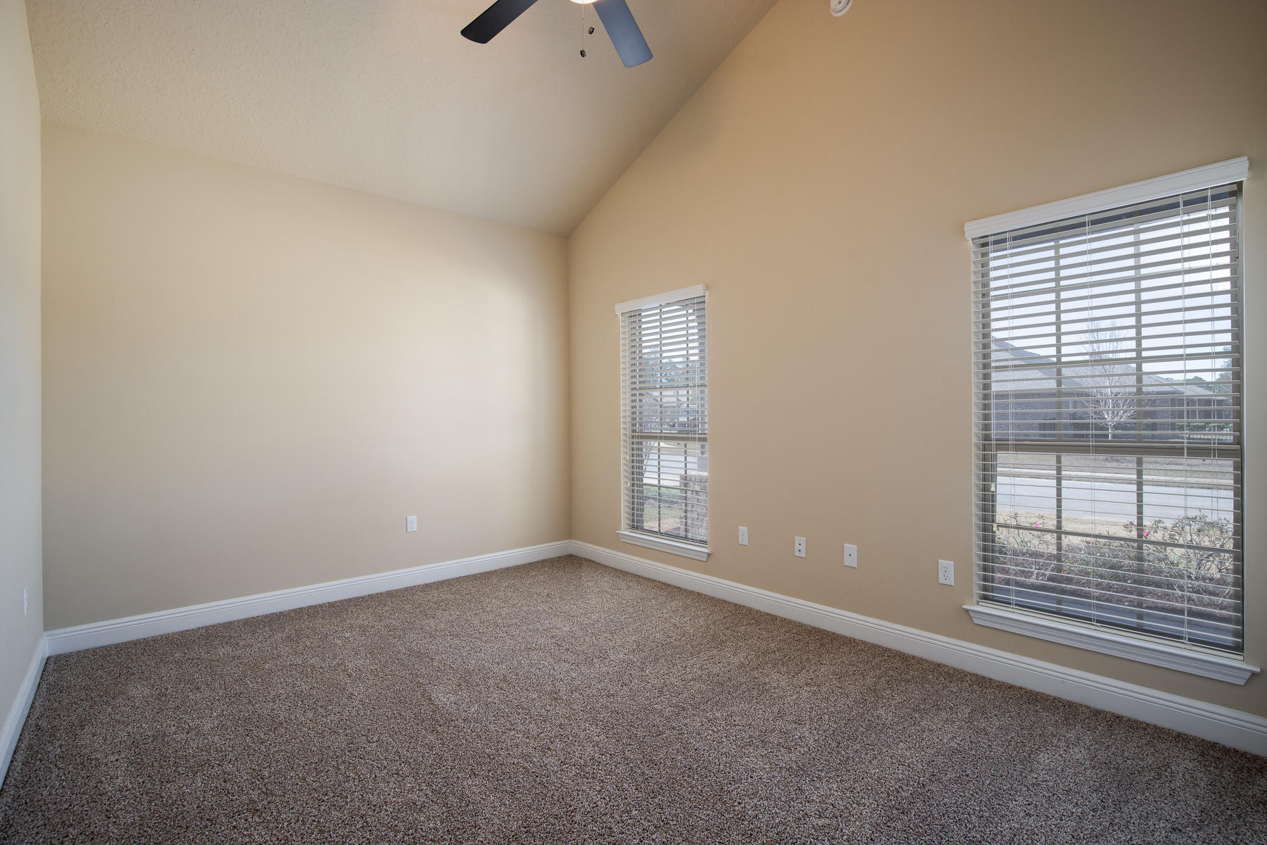 WHISPERING LAKE - Residential