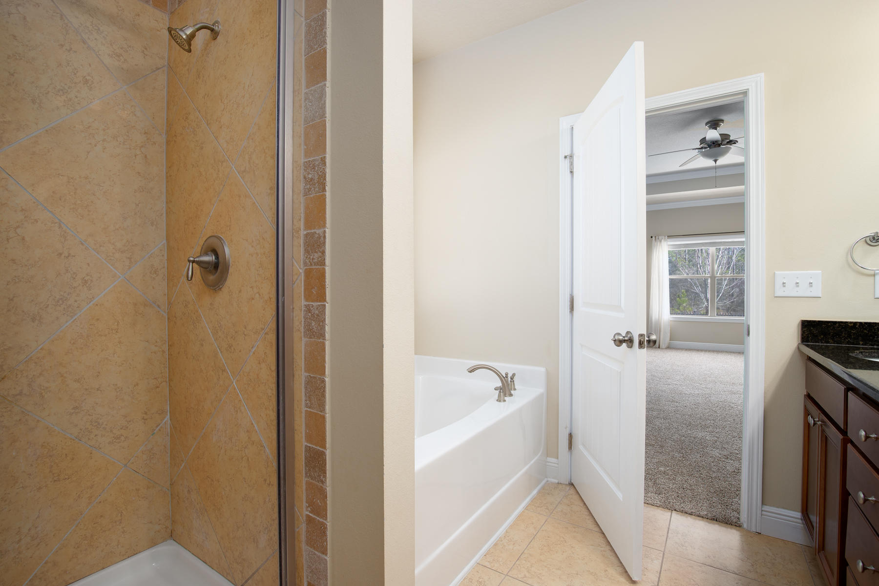 WHISPERING LAKE - Residential