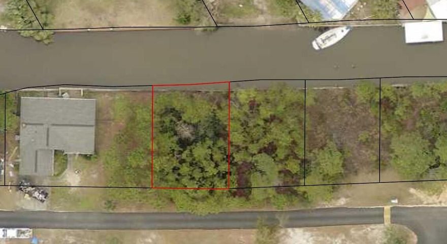 Waterfront lot in the gated community of Harbour Towne! This 50x78 lot is on a canal with access to the bay and gulf. There is a seawall and the community has two pools, a clubhouse, and a pond. Great location too! You're convenient to shopping, dining, the beaches and more! All info is approx and must be verified by Buyers if important.