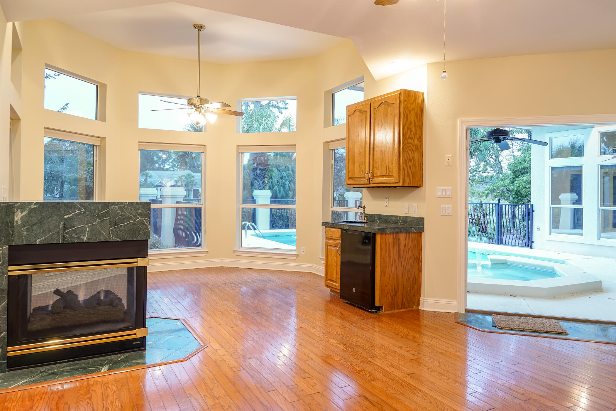 BAYTOWNE AVE EAST - Residential