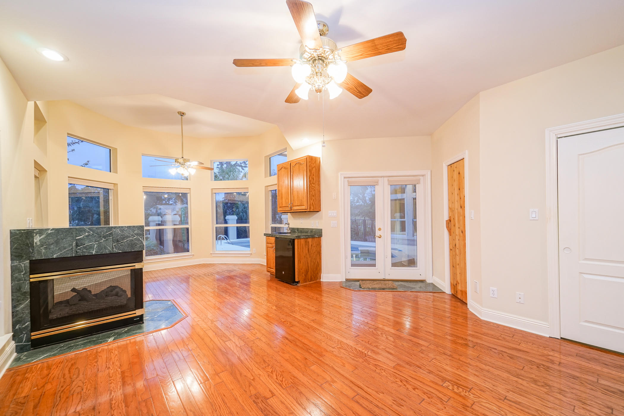 BAYTOWNE AVE EAST - Residential