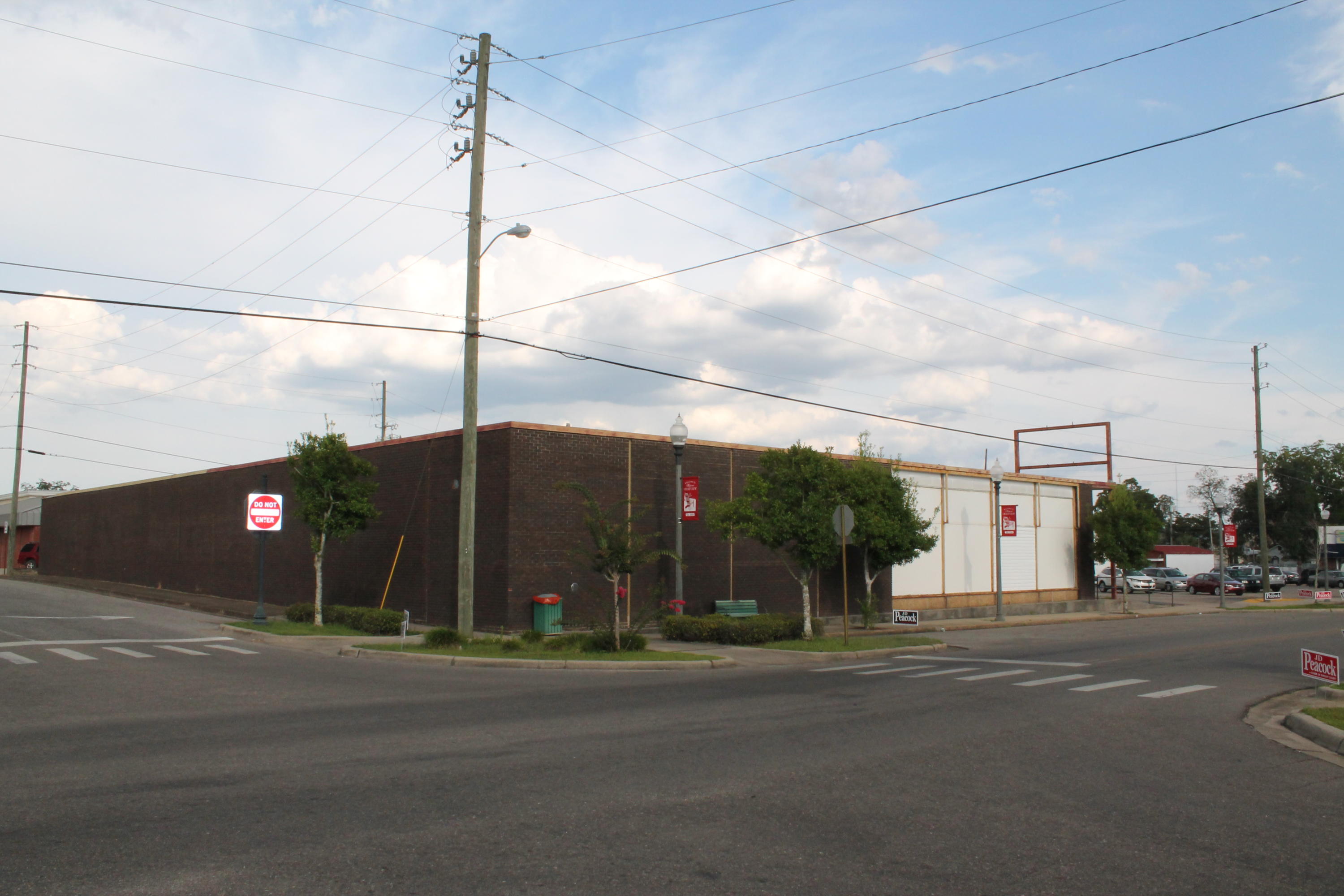 11,959 SF of space for your new business!! Was used as a grocery store/supermarket/Church. Located in the heart of downtown Crestview and a high traffic area surrounded by other retail businesses! Building needs a new roof and remodeling. The City has street parking in the downtown area.Bring all offers.