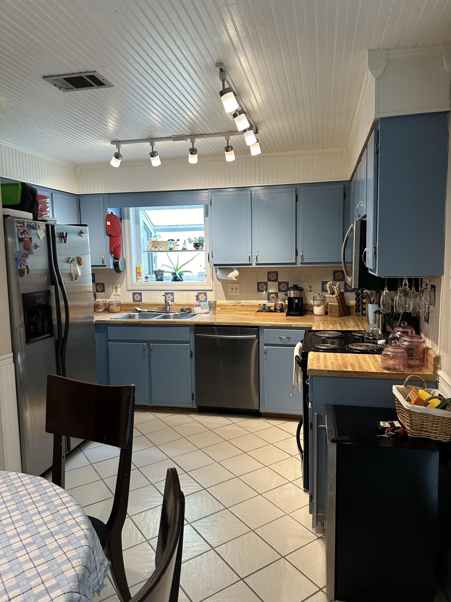 KELLY HILL & CRYSTAL (232202.00) - Residential Lease