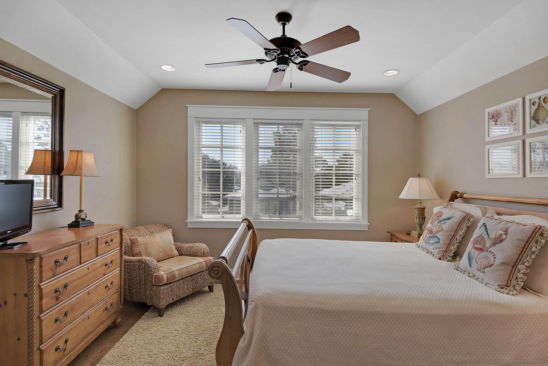 BUNGALOS AT SANDESTIN - Residential