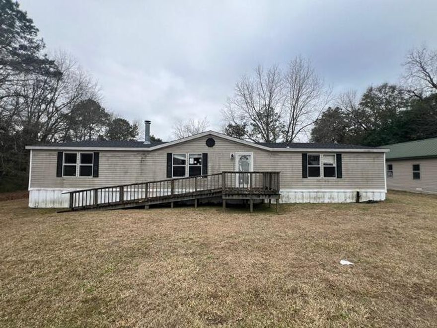 Welcome home to this HUD REO home situated in the heart of Graceville. Built in 2005, this double wide mobile home is 2077sf and has vaulted ceilings in the living room with Fireplace. A split bedroom design, the home has 3 bedrooms and 2 full baths. Home has low maintenance vinyl siding and has tons of opportunity for owner occupant and investor a like. This home should qualify for most all financing and is FHA IN (Insurable).