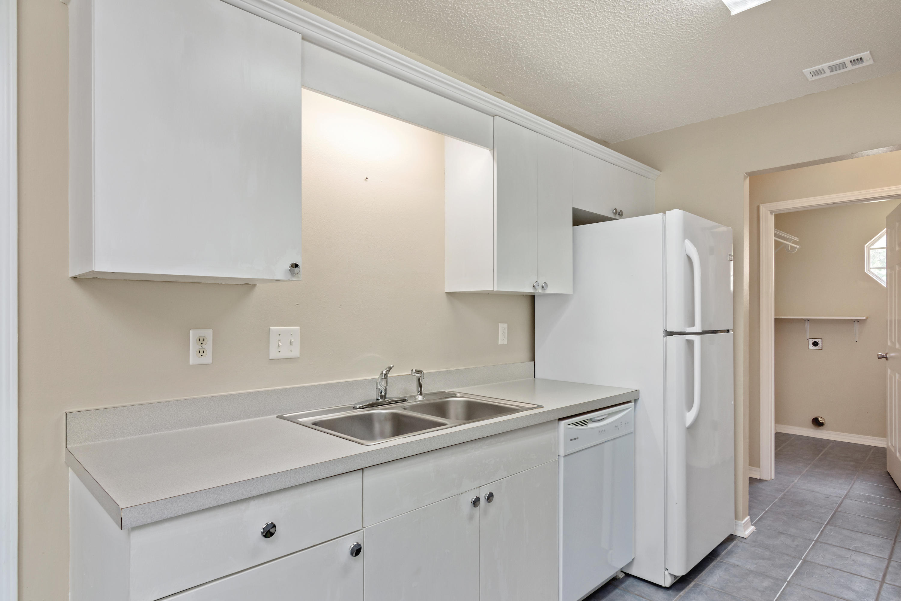 COUNTRYVIEW ESTATES 8TH ADDN - Residential