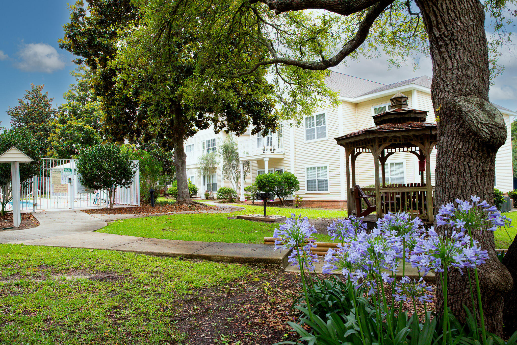 AFFORDABLE CONDOS DO EXIST and this unit is in one of NICEVILLE'S MOST HIGHLY SOUGHT-AFTER CONDO COMMUNITIES! #TheOaksWelcome to Unit 244 @ The Oaks; an established community known for RESORT-STYLE LIVING IN A PARK-LIKE SETTING! This complex is surrounded by stately oaks, the best of Niceville and offers amenities like COMMUNITY POOL, PEACEFUL GAZEBO WITH GRILLING AREA, DOG PARK and a QUICK COMMUTE TO THE BASE AND THE BEACH! #MericaThis is the ONLY 1 BEDROOM CONDO AVAILABLE and owners are offering a turn-key space with VAULTED CEILINGS, NEUTRAL PAINT, LARGE WINDOWS WITH VIEW OF THE GREENSPACE, and the coveted PRIVATE CORNER LOCATION!!! #CornerUnitsSellQuickly The flooplan LIVES LARGE and the KITCHEN OFFERS UNTAPPED EQUITY with white shaker-style cabinetry with formica counters. Newer appliances included!
The master suite is spacious with plush carpeting and neutral paint and the master bath is also spacious with more untapped equity for the savvy buyer. Check out the size of the walk-in closet!
Enjoy true LOW-MAINTENANCE LIVING with HOA perks like TV, TRASH, EXTERIOR MAINTENANCE AND LAWNCARE INCLUDED! The roof was recently replaced-- MEANING LOWER INSURANCE RATE-- and the owner is throwing in 2 freebies #Washer&Dryer
SALT, AIR, SUNSHINE and SIMPLIFIED LIVING - this one's got it all
Better hurry! This one is priced to move!