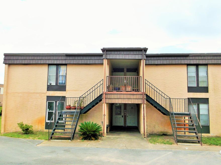 GROUND FLOOR UNIT PRICED TO MOVE. CENTRAL FWB CLOSE TO SHOPPING & RESTAURANTS. CURRENTLY TENANT OCCUPIED, LEASE EXPIRES 3/31/2021 $850/MONTH. ASSOCIATION IN PROCESS OF PAINTING THE EXTERIOR OF THE BUILDINGS, ANY ROOF REPAIRS, REPAIRS TO STAIRS, FENCING REPLACEMENT,YARD IRRIGATION/SOD TO COMMON GROUNDS. SPECIAL ASSESSMENT HAS ALREADY BEEN PAID IN FULL BY SELLER($3,279)