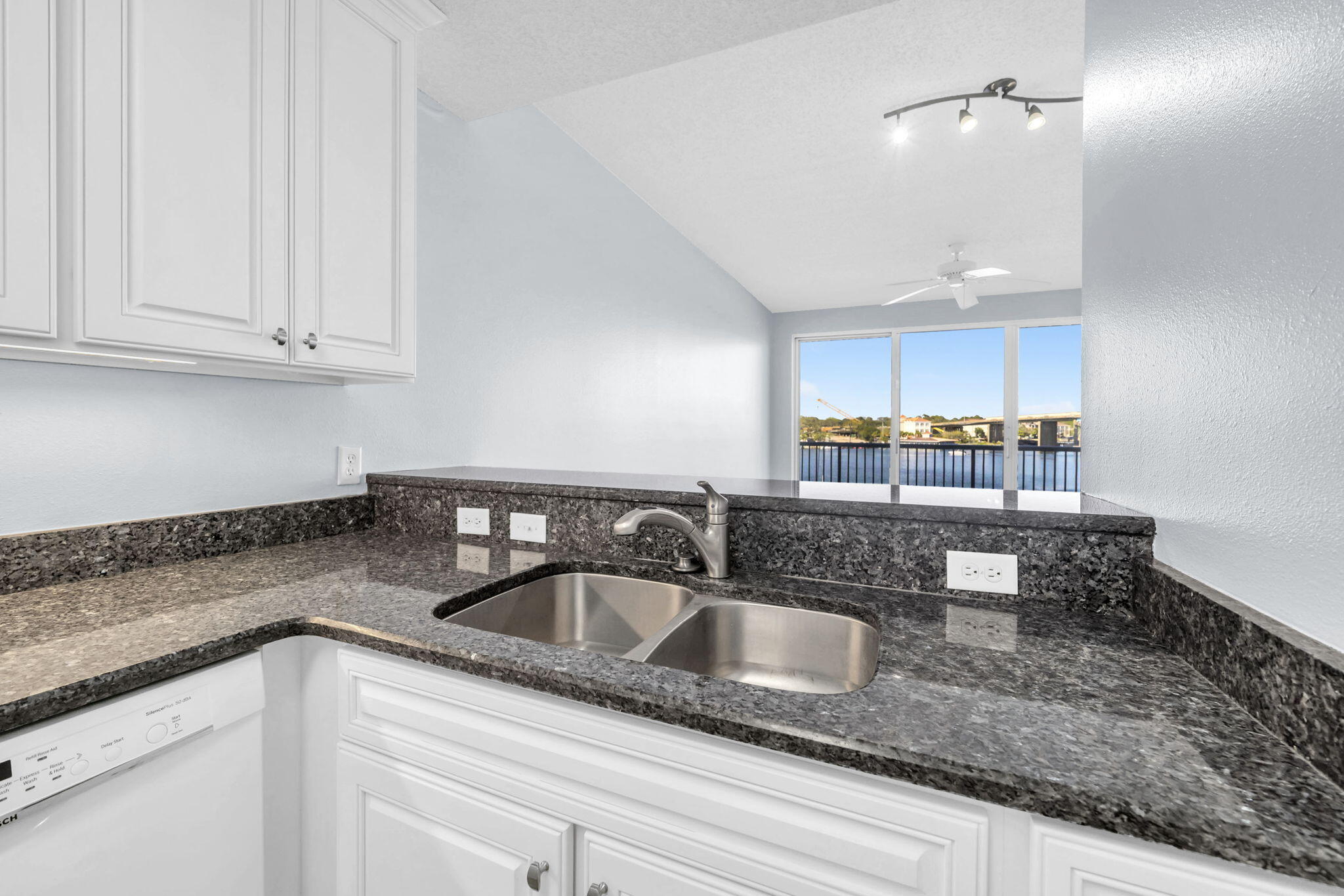 PALM COURT YACHT CLUB - Residential