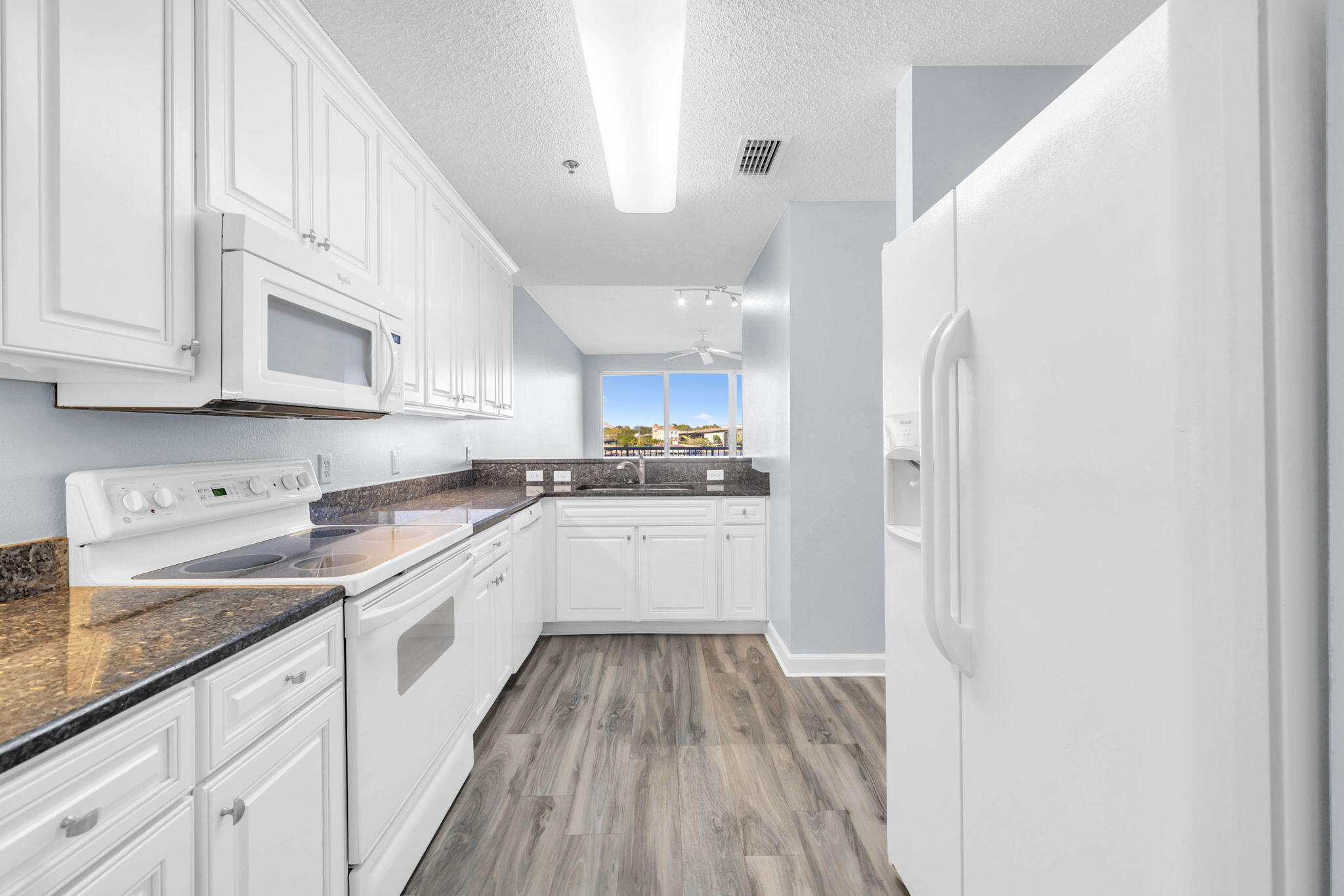 PALM COURT YACHT CLUB - Residential