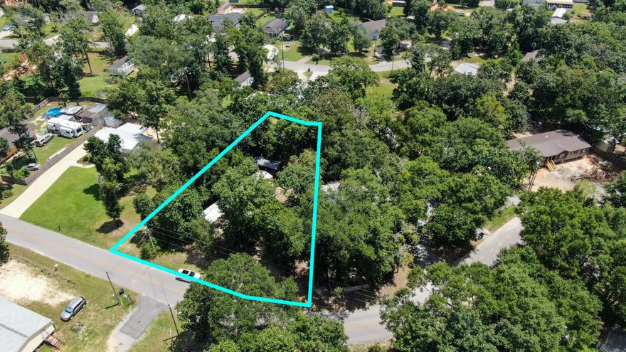 Check out this 2 bedroom 2 bath Mobile home. Fixer upper special! No owner financing and no rent to own and only cash offers. Very nice lot size. This home is located near several public boat launches and close to the city center of Freeport as well as South Walton.