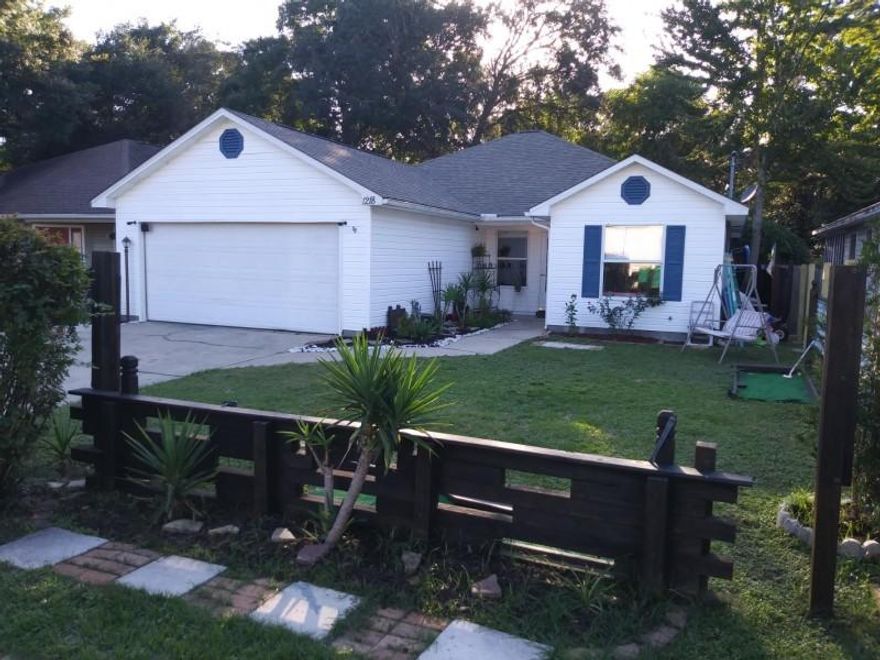 3 BEDROOM 2 BATHROOM 2 BONUS ROOMS. POOL . HOT TUB. ZIPLINE. 3 PUTTING GREENS. NEW ROOF (2016) HURRICANE BULT WINDOWS VERY LOW INSURANCE.NEW DISHWASHER