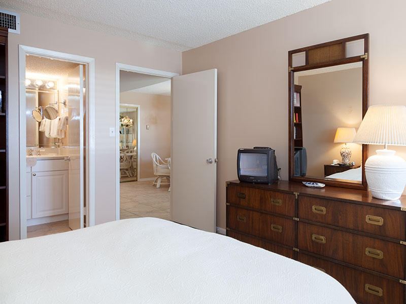 HOLIDAY SURF & RACQUET CLUB - Residential